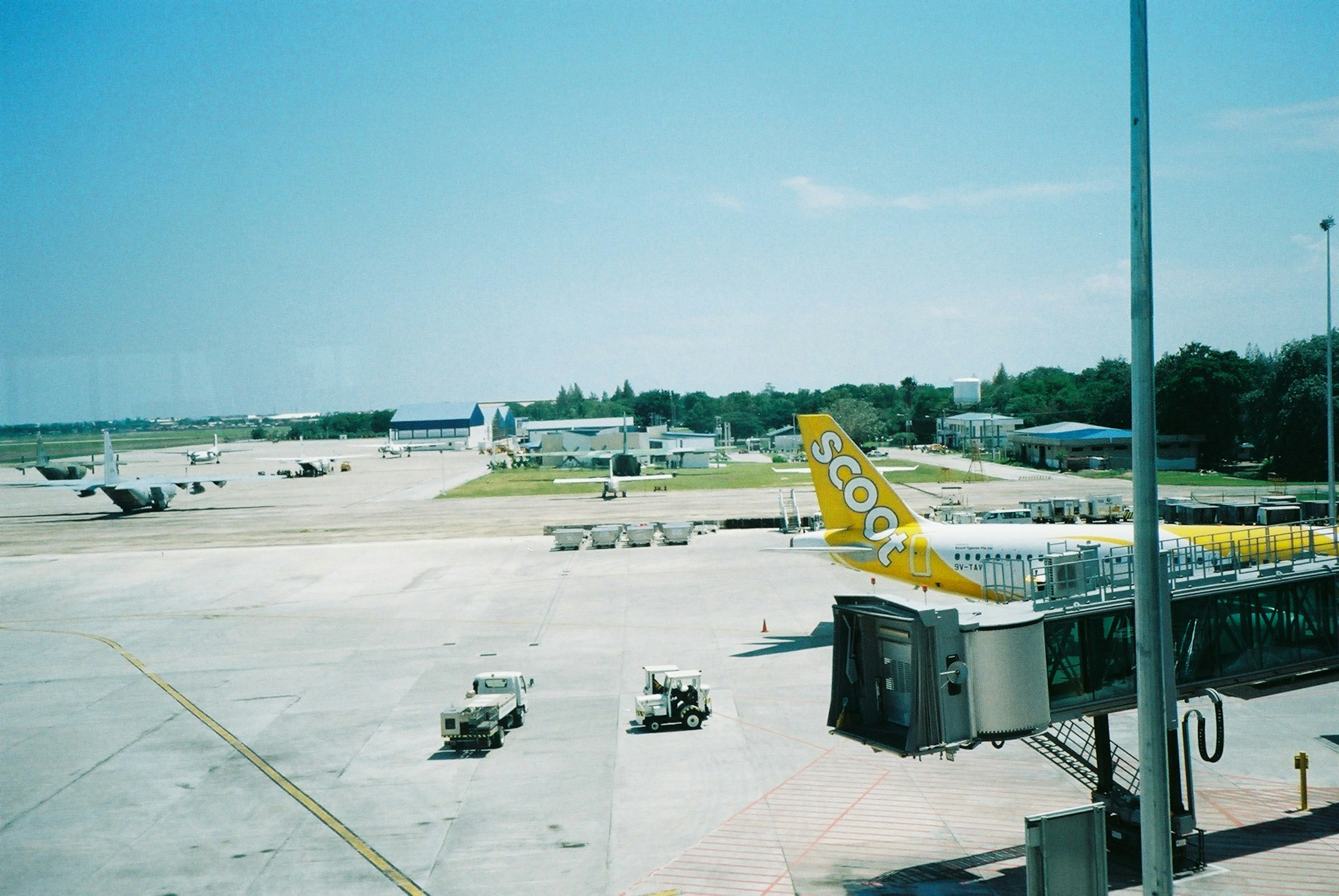 空港の滑走路と航空機の風景