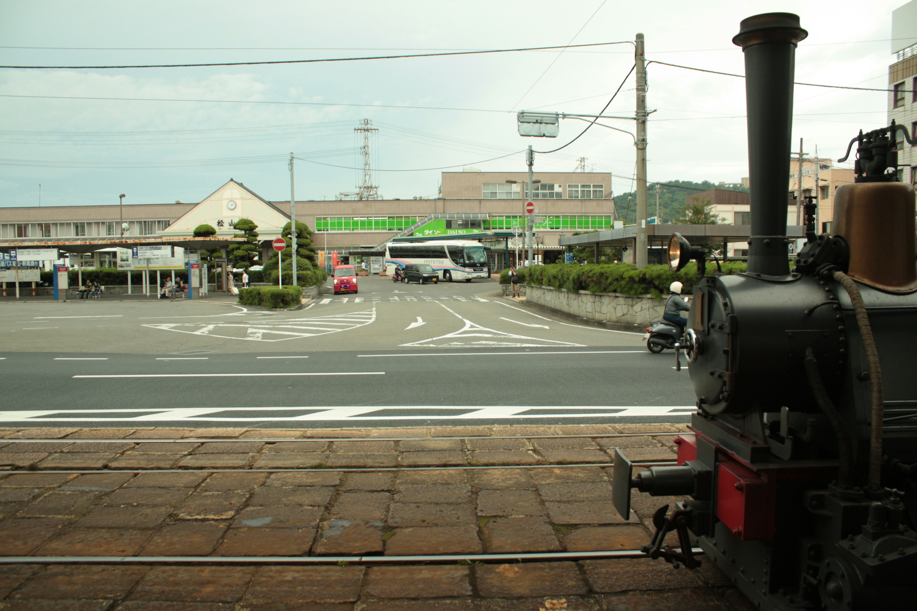 駅前の蒸気機関車と周辺の景色