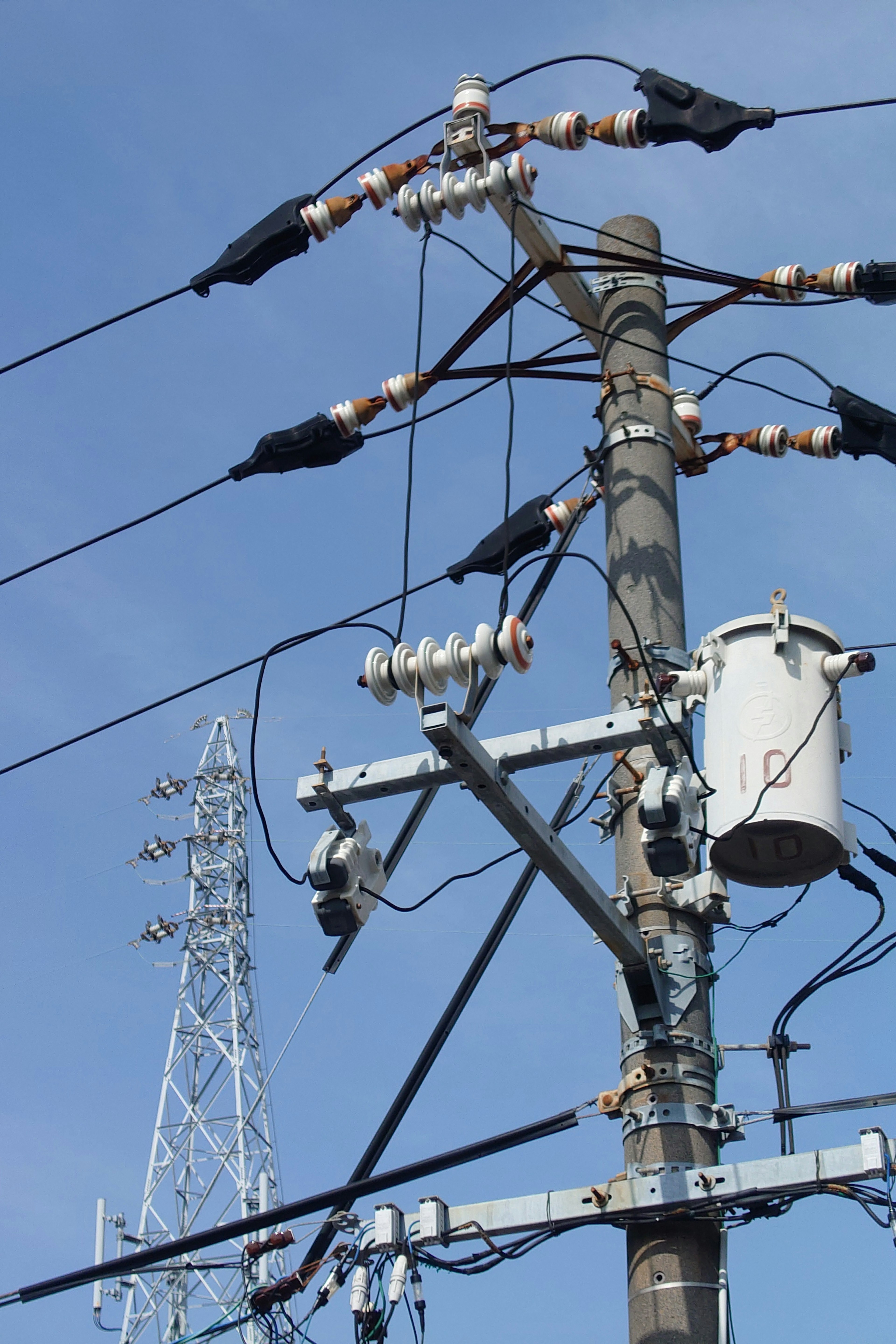 Palo elettrico e fili sotto un cielo blu