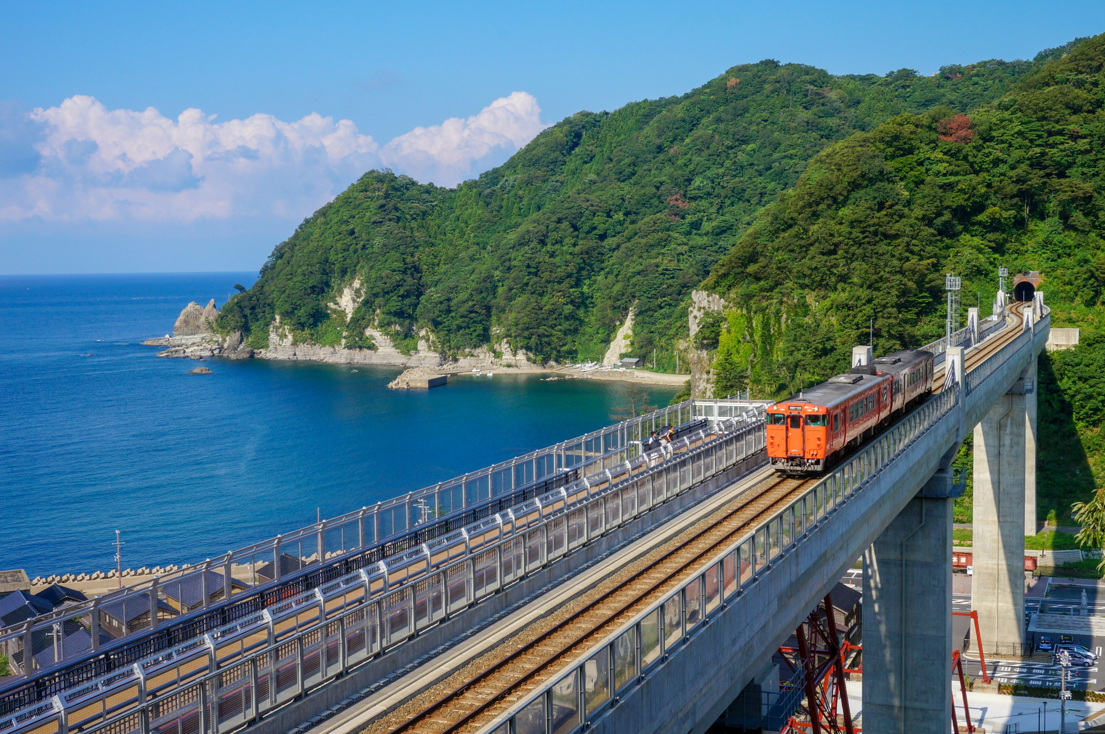 Vía de tren escénica en un puente con vista al océano