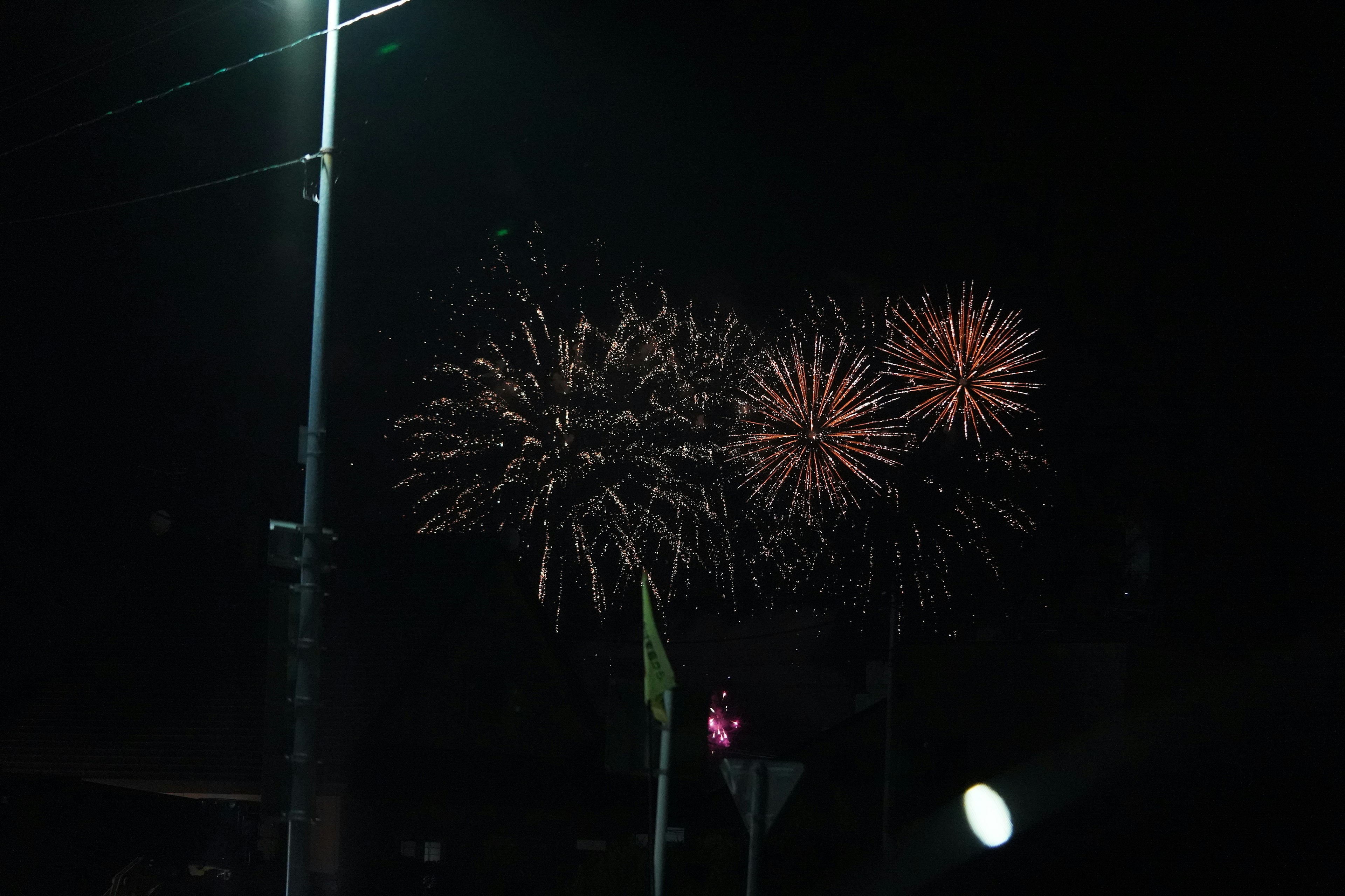 Des feux d'artifice colorés éclatant dans le ciel nocturne