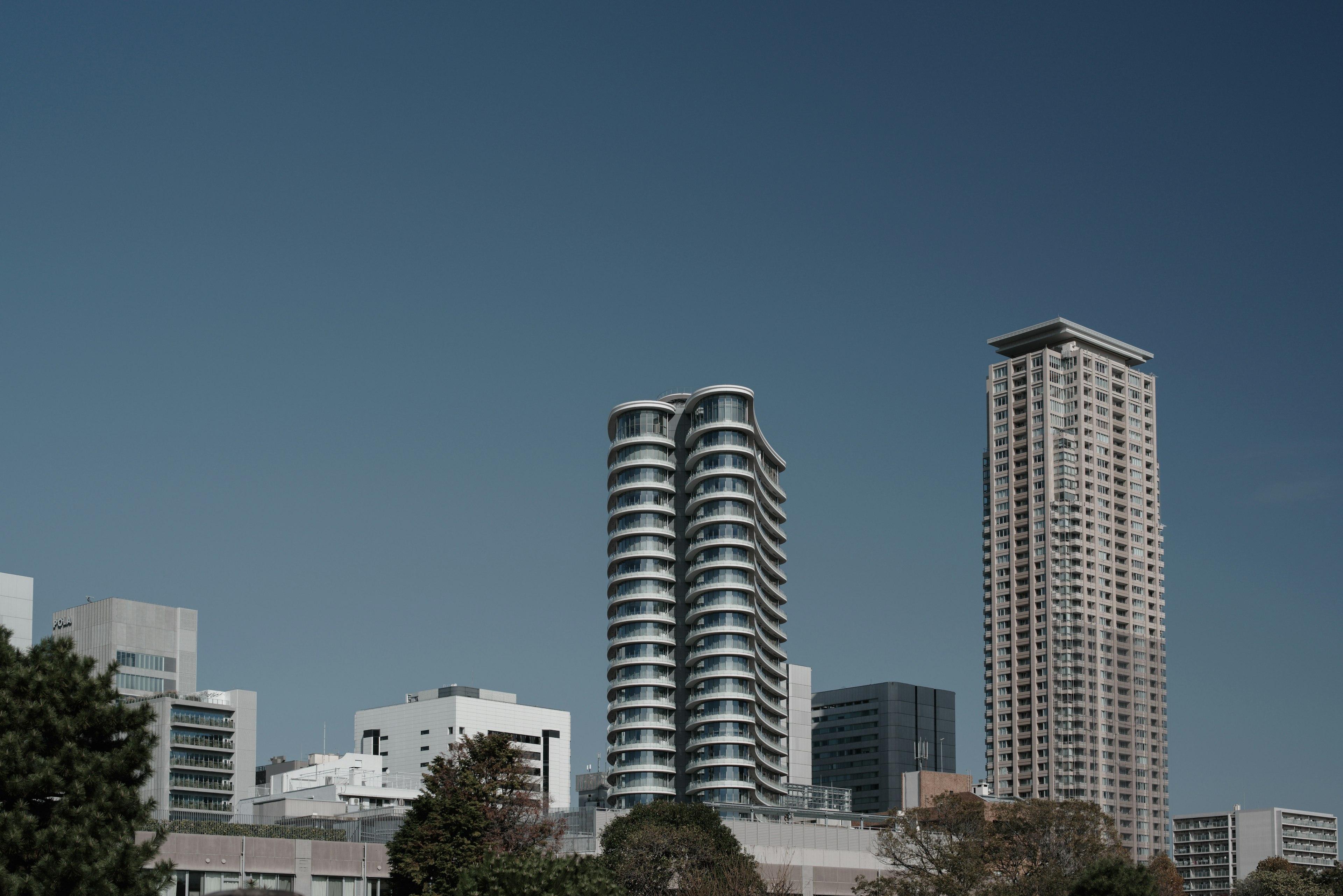 高層ビルと青空の風景 都市のスカイライン