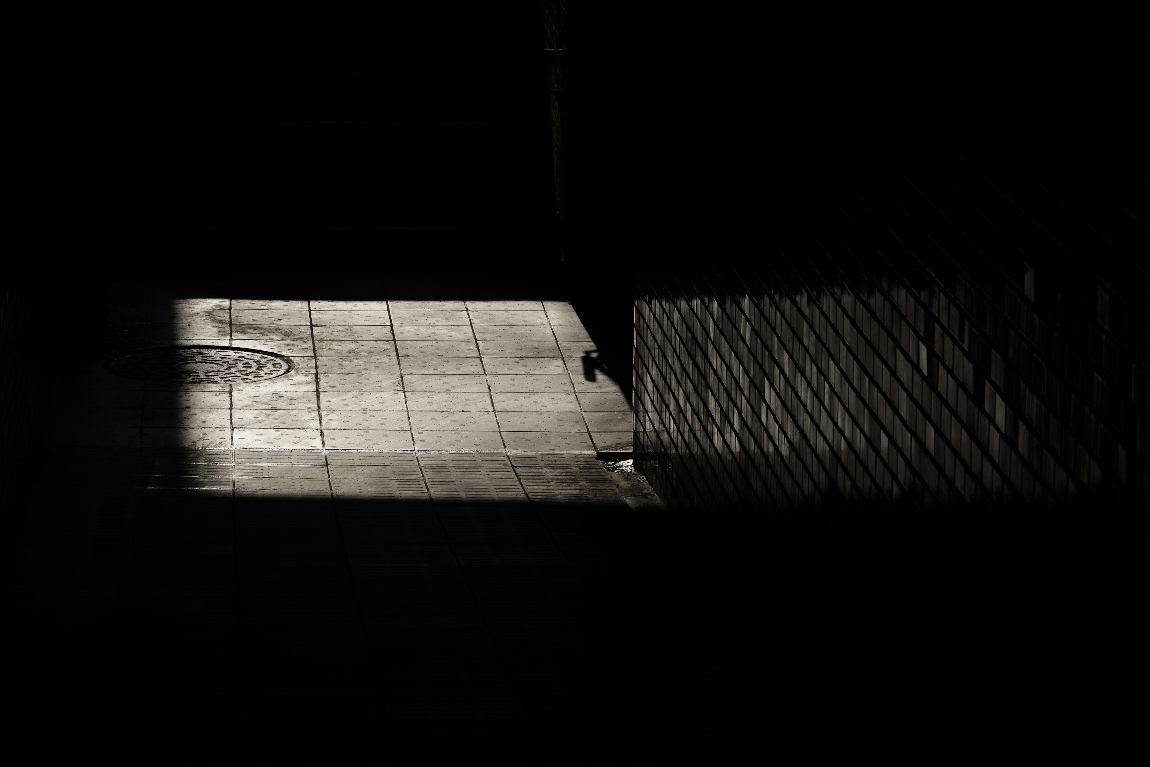 Contraste de lumière et d'ombre dans un couloir sombre