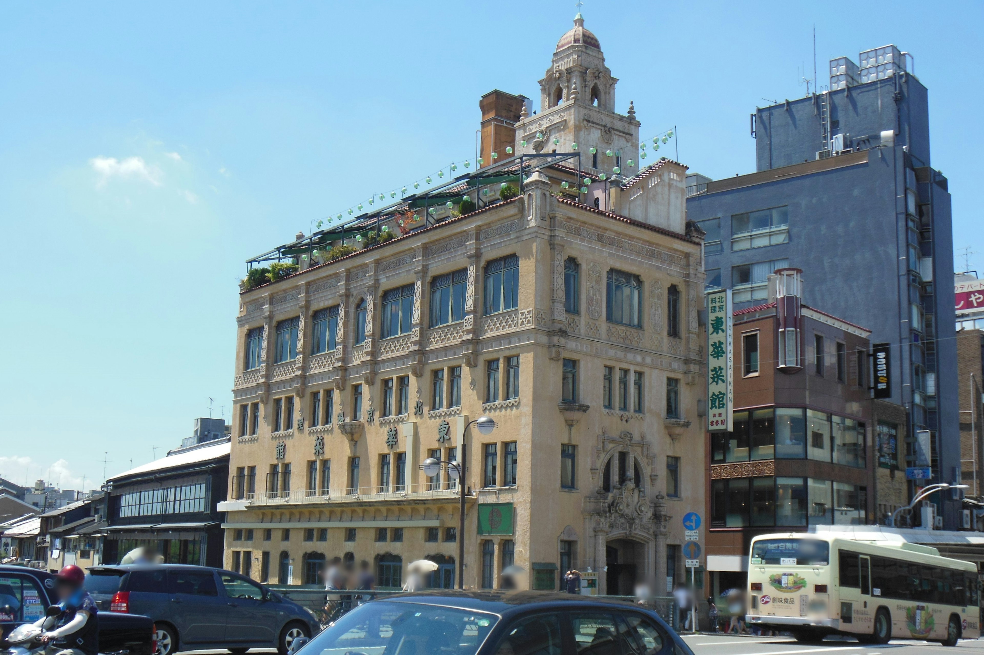 Edificio storico con architettura moderna in un contesto urbano