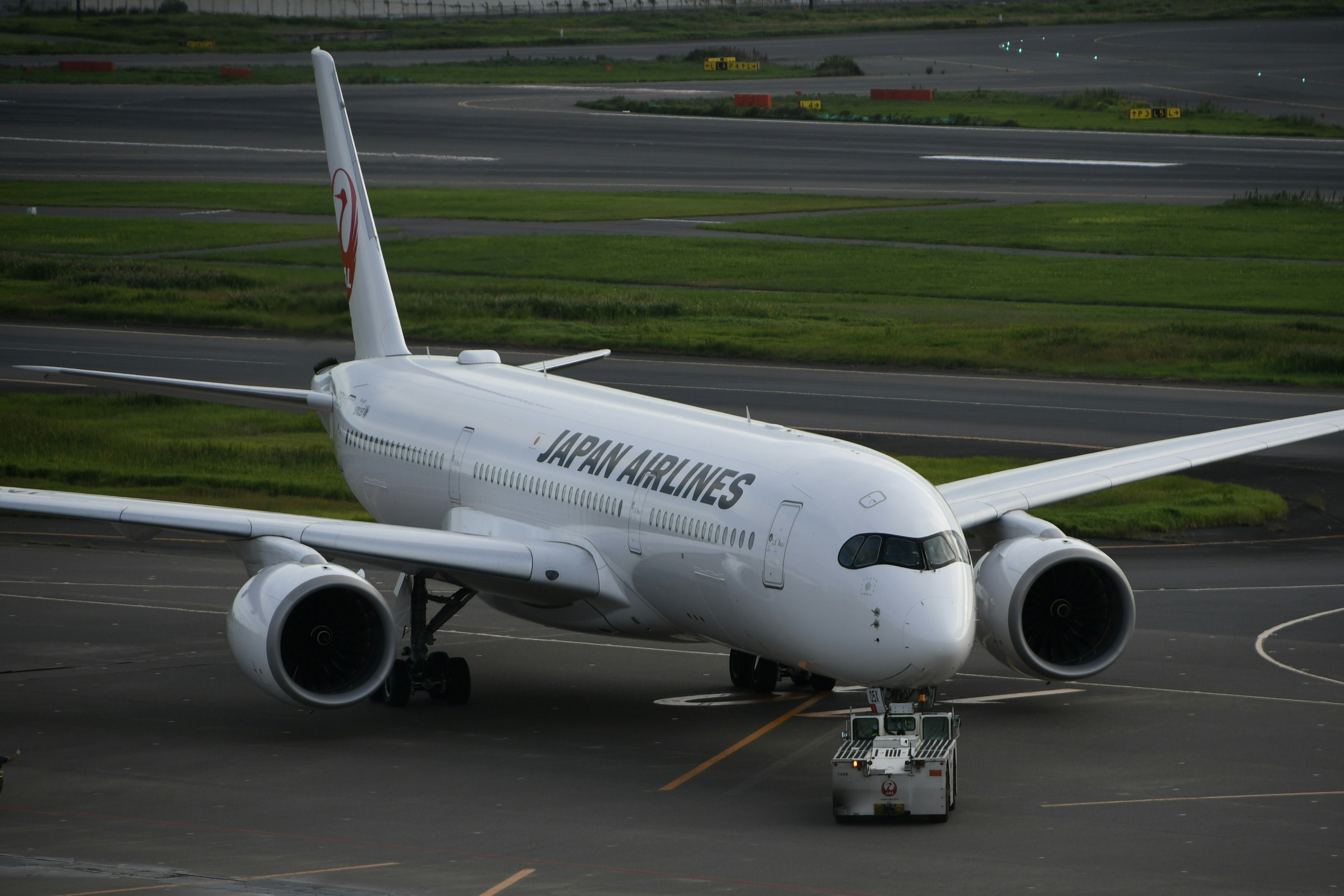 日本航空の航空機が滑走路で移動中