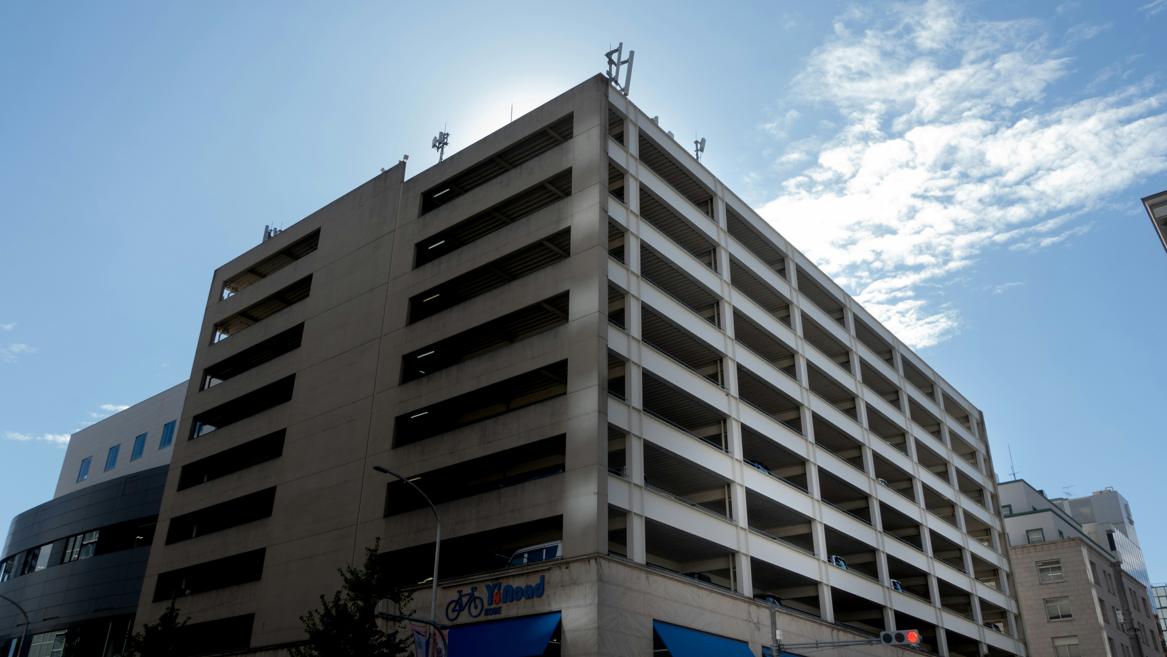 Garage de stationnement à plusieurs étages sous un ciel bleu clair