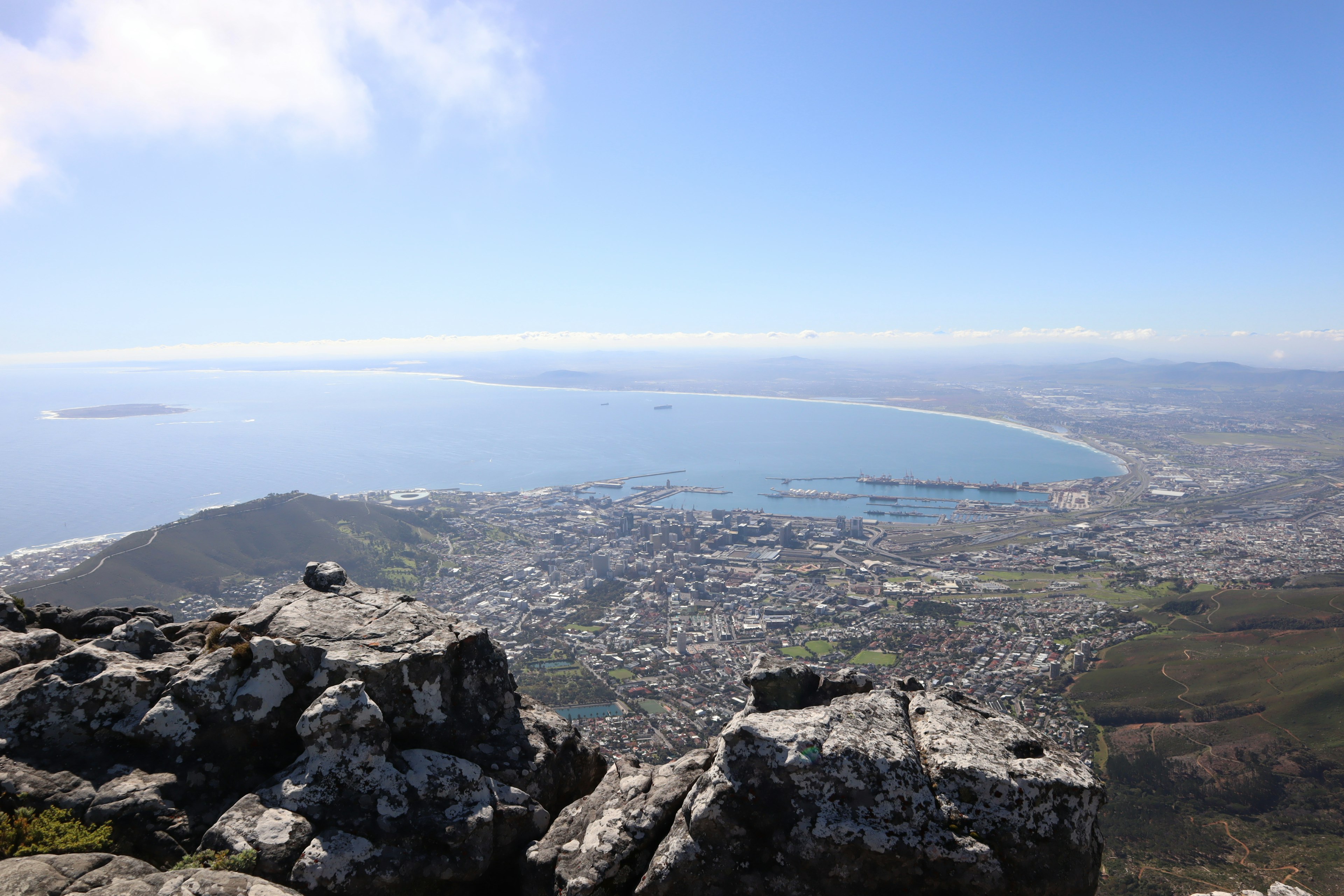 Pemandangan menakjubkan dari pantai Cape Town dari Gunung Meja