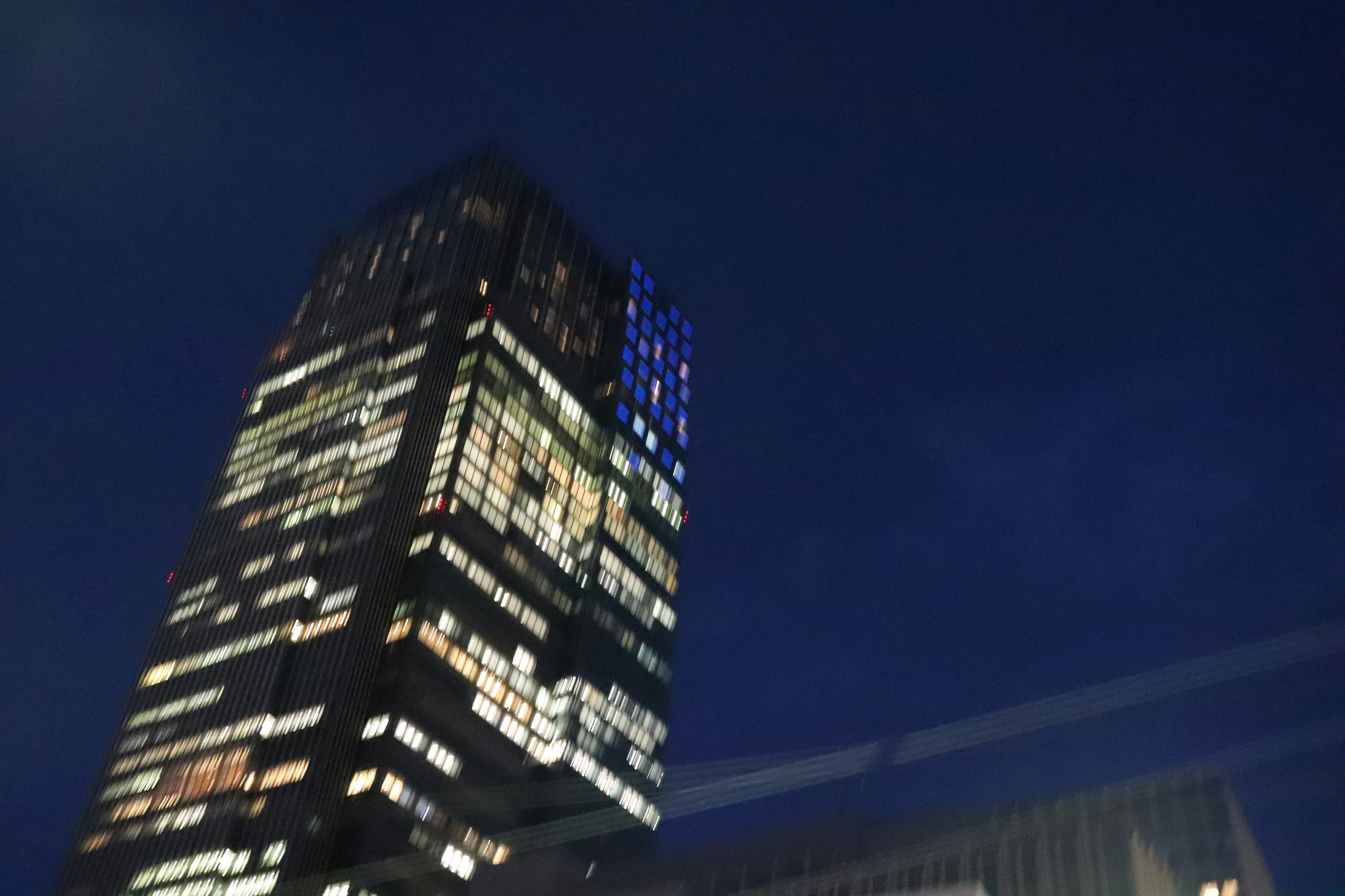 夜空に浮かぶ高層ビルの明かりが輝く