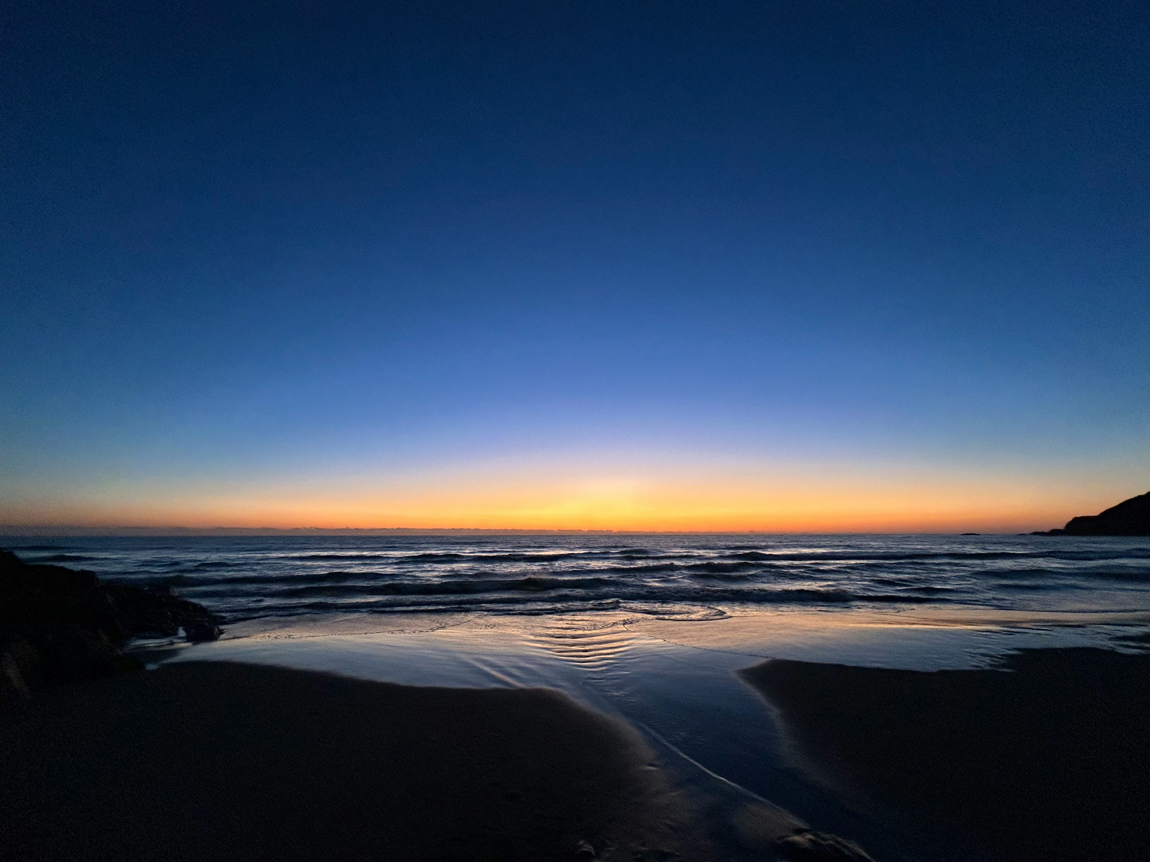 Un paisaje de atardecer hermoso con el horizonte fusionando mar y cielo