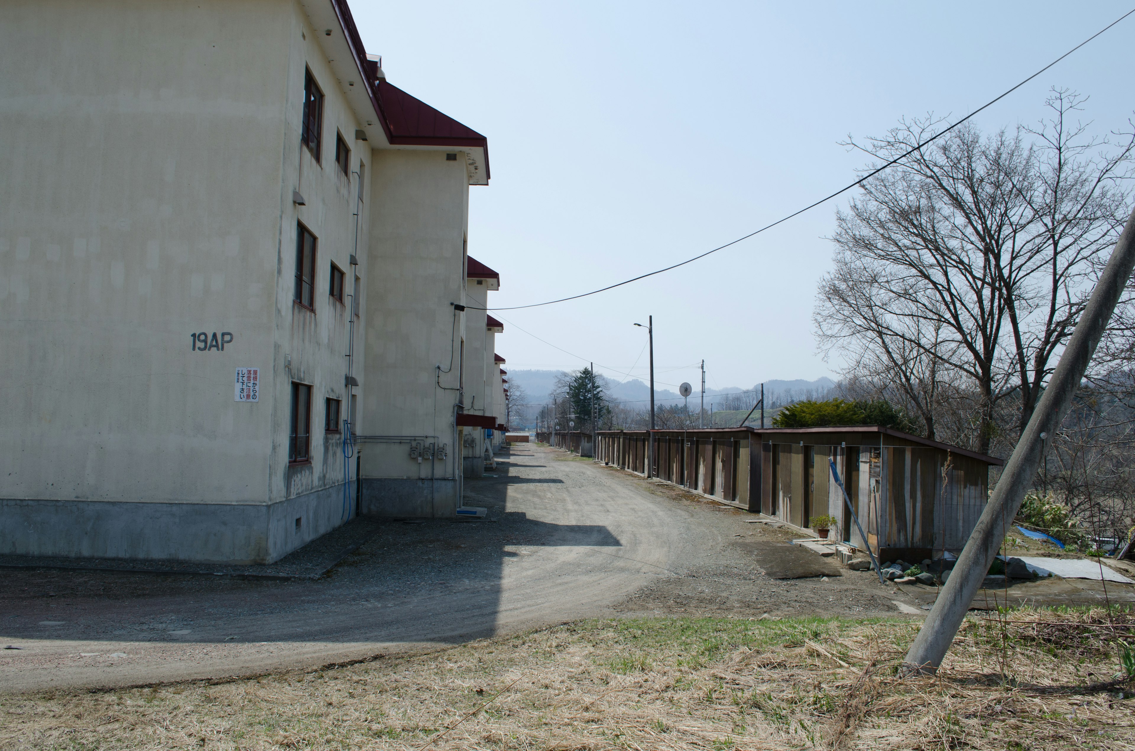 古い建物と舗装された道が見える風景