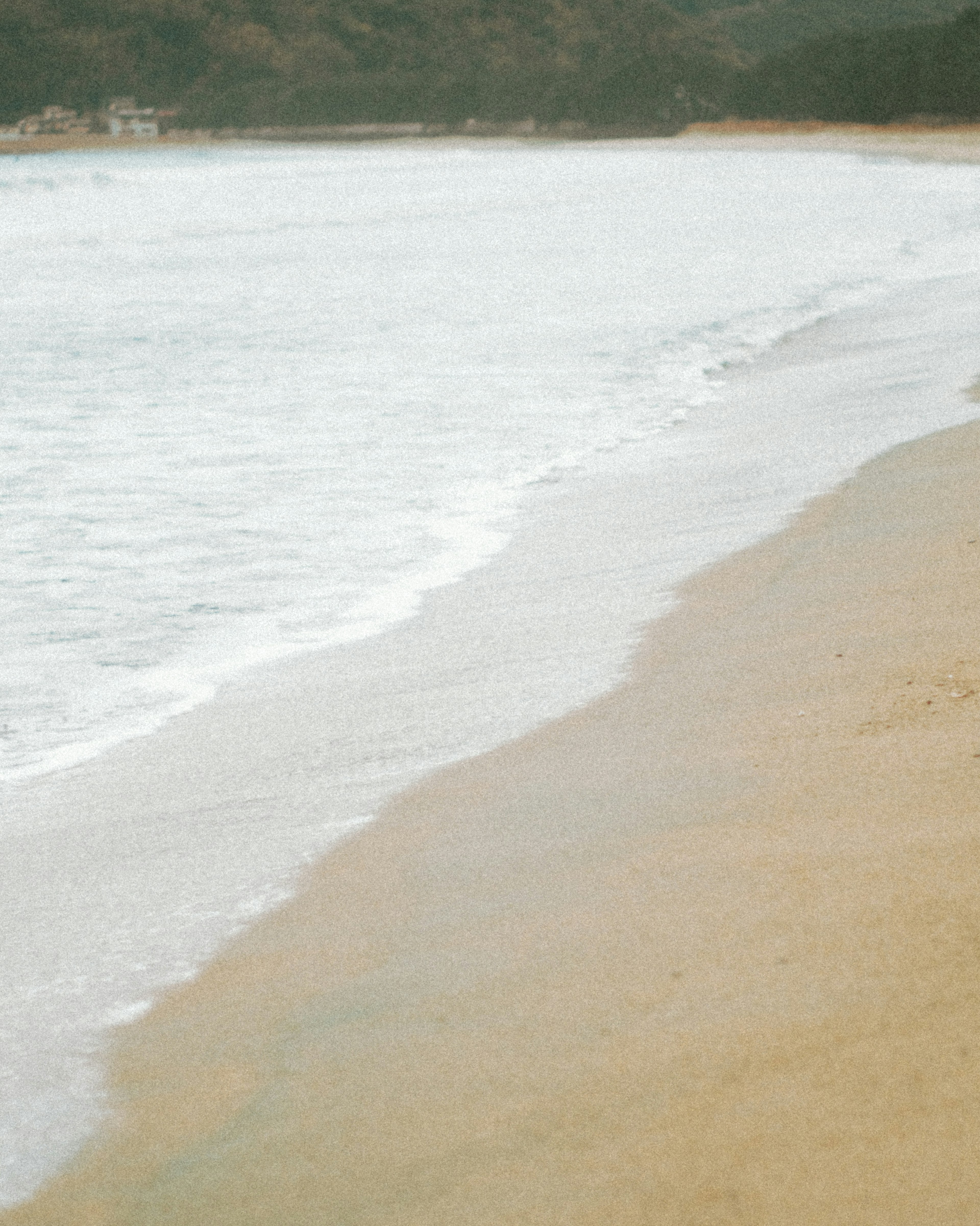 Paesaggio di spiaggia sereno con una dolce costa