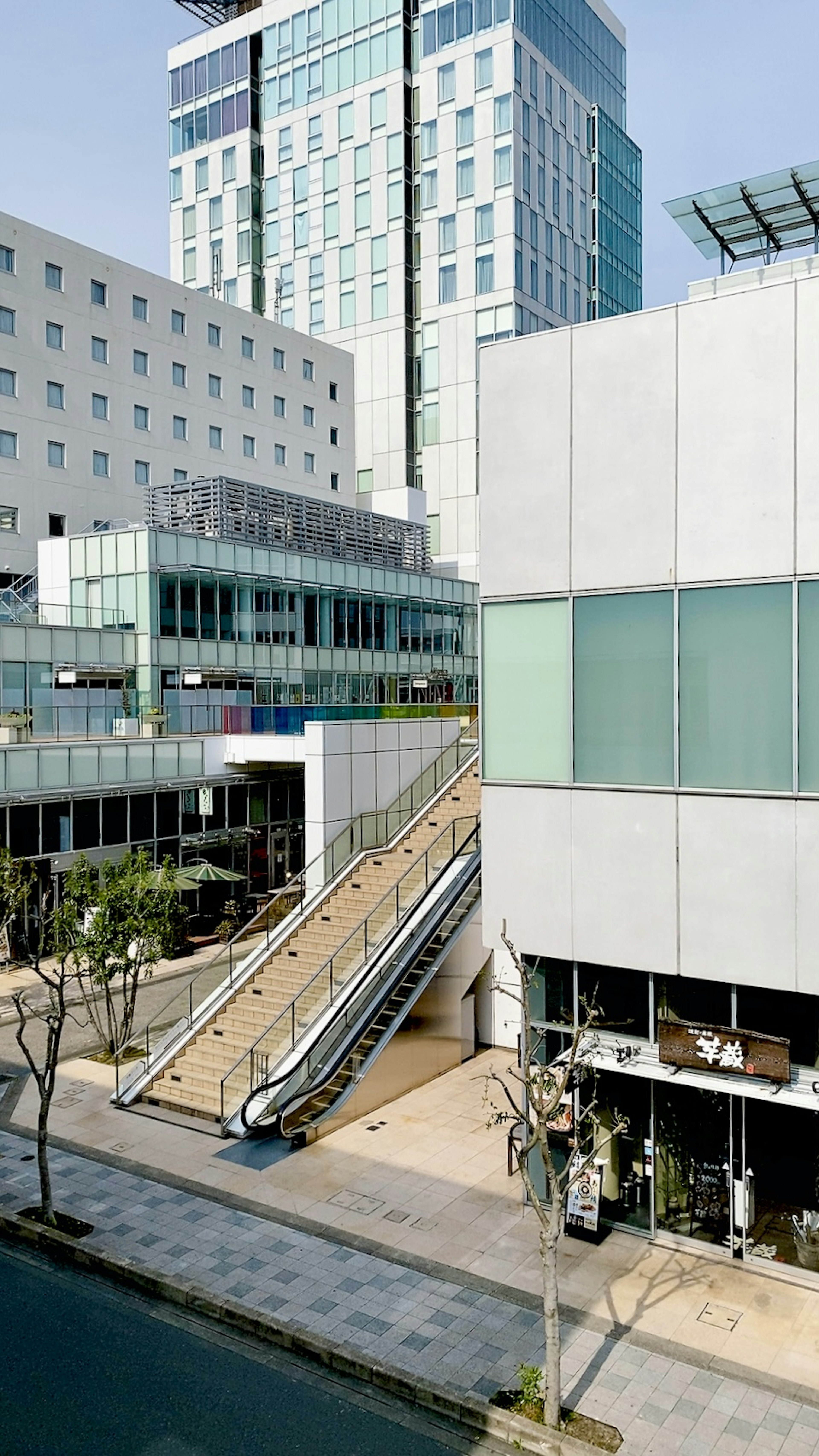 Städtische Landschaft mit modernen Gebäuden und einer Rolltreppe