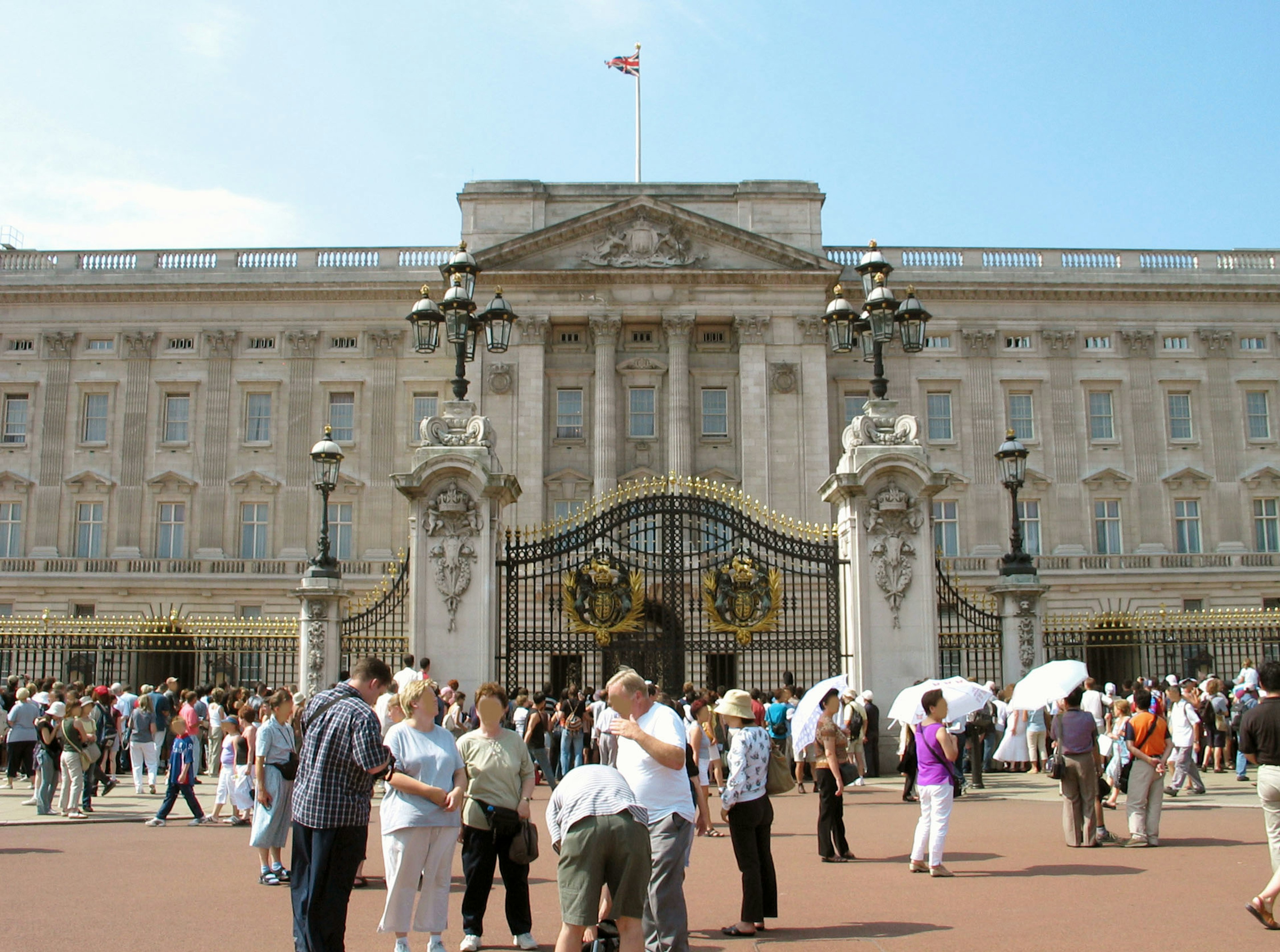 Crowd of tourists in front of Buckingham Palace