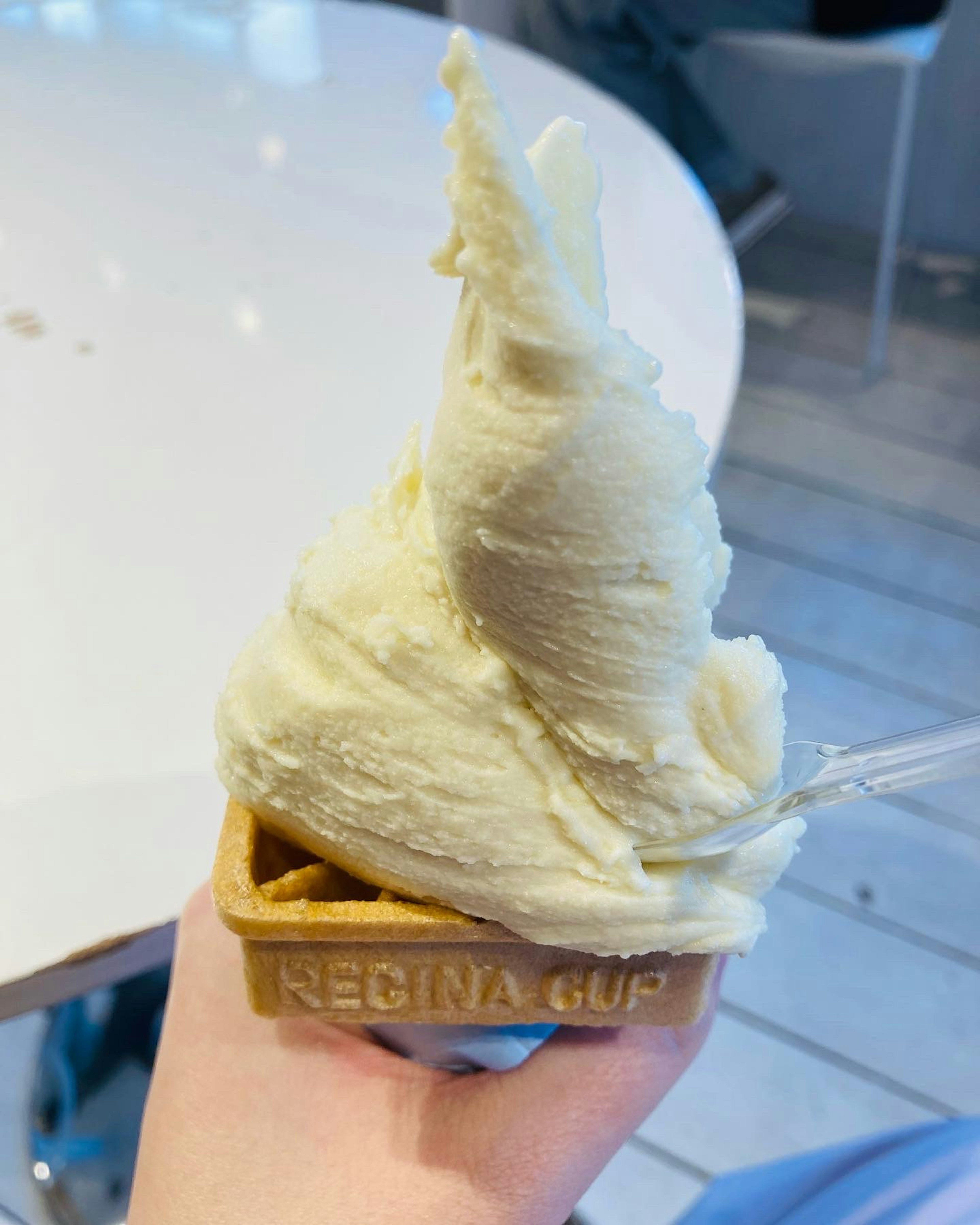 Gelato vanila krim disajikan dalam kerucut