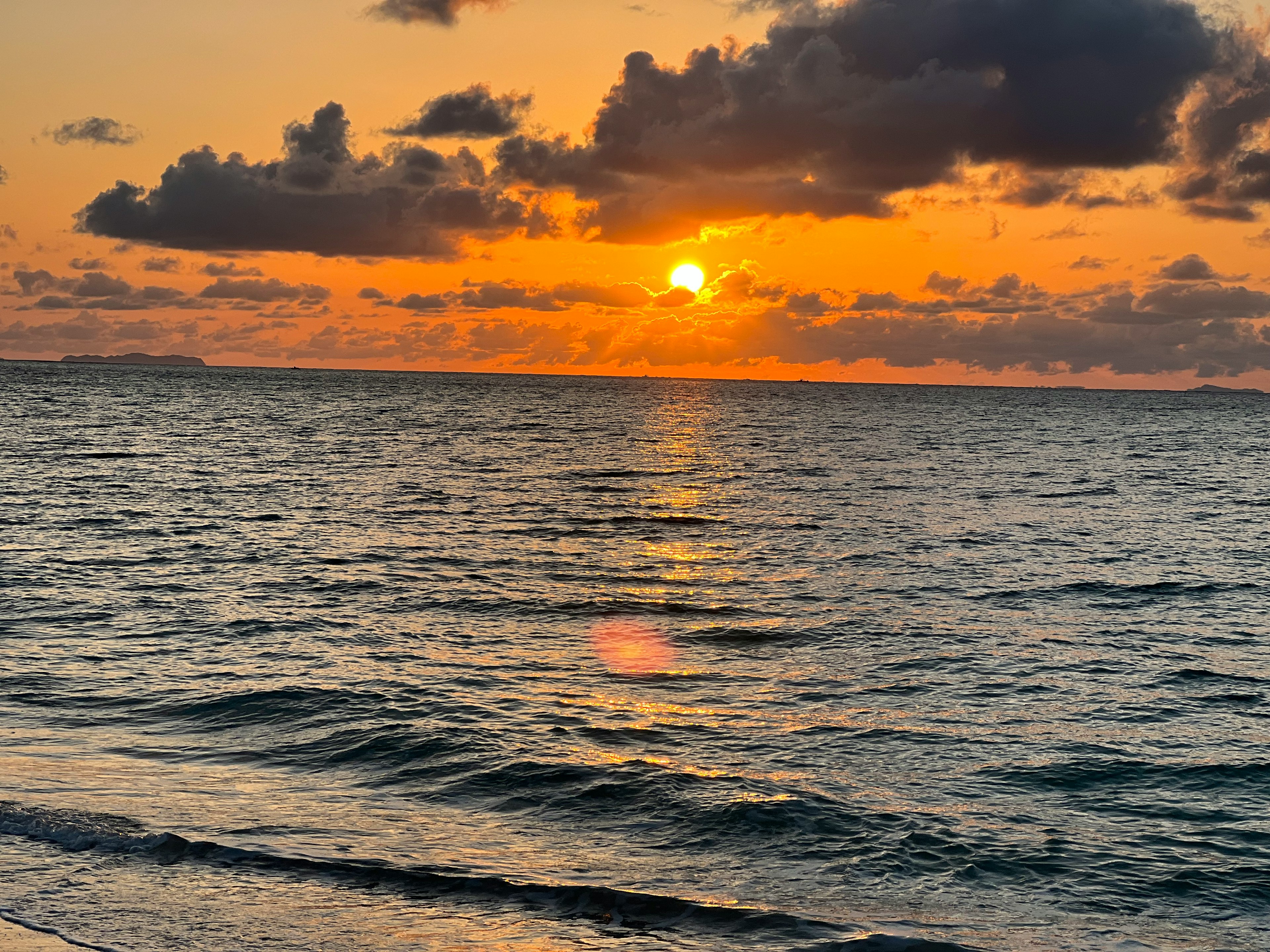 Vue magnifique du coucher de soleil sur l'océan