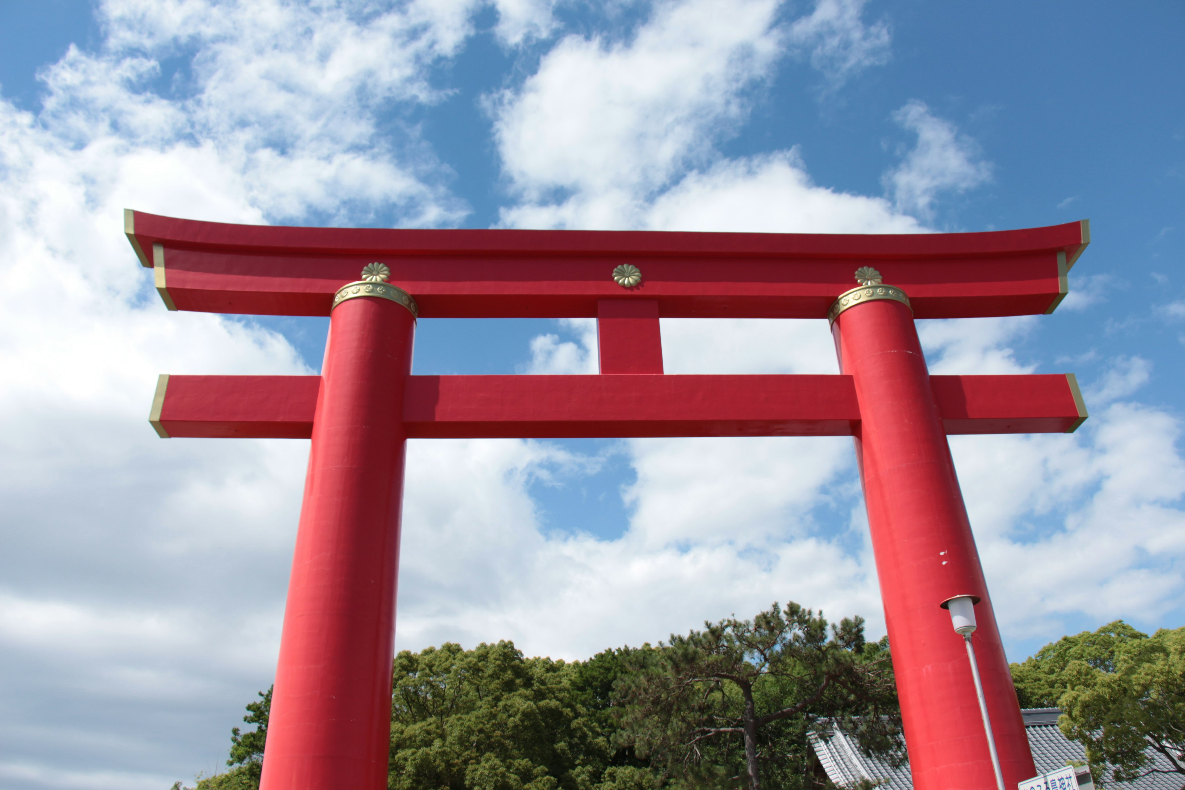 Gerbang torii merah di bawah langit biru