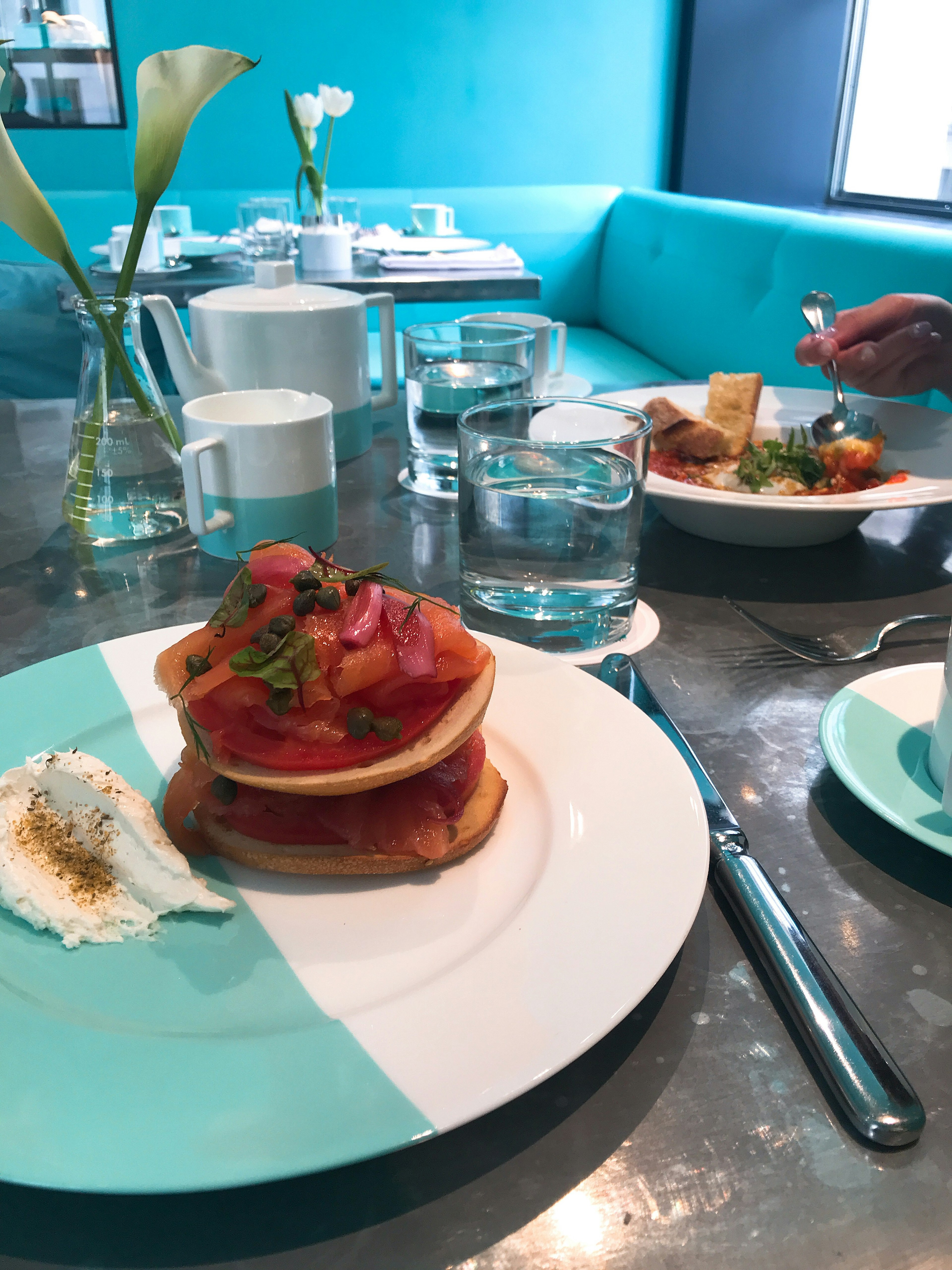 Assiette de pancakes délicieuse dans un café aux murs bleus avec des boissons