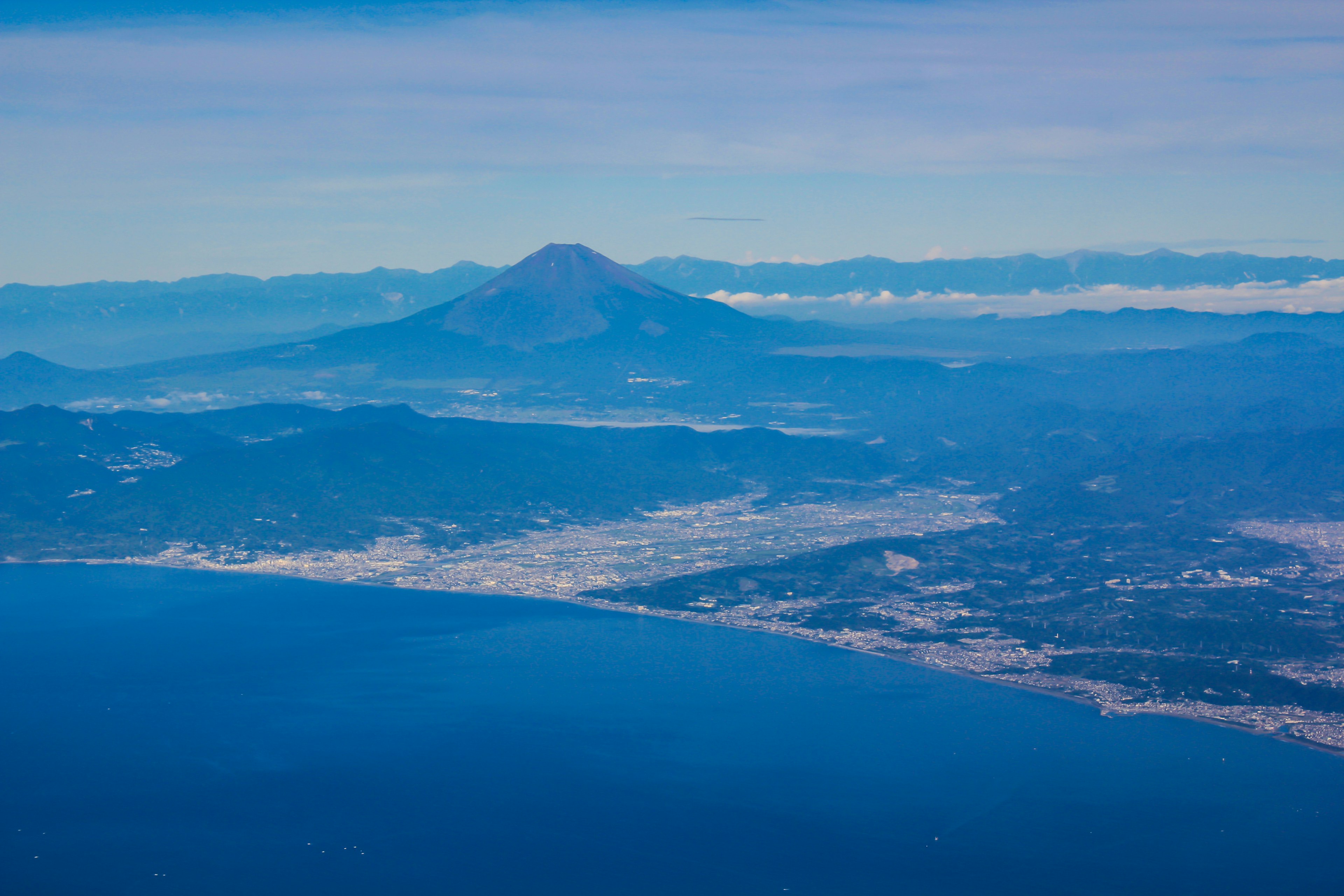 藍色海洋與山脈的航拍遠景富士山