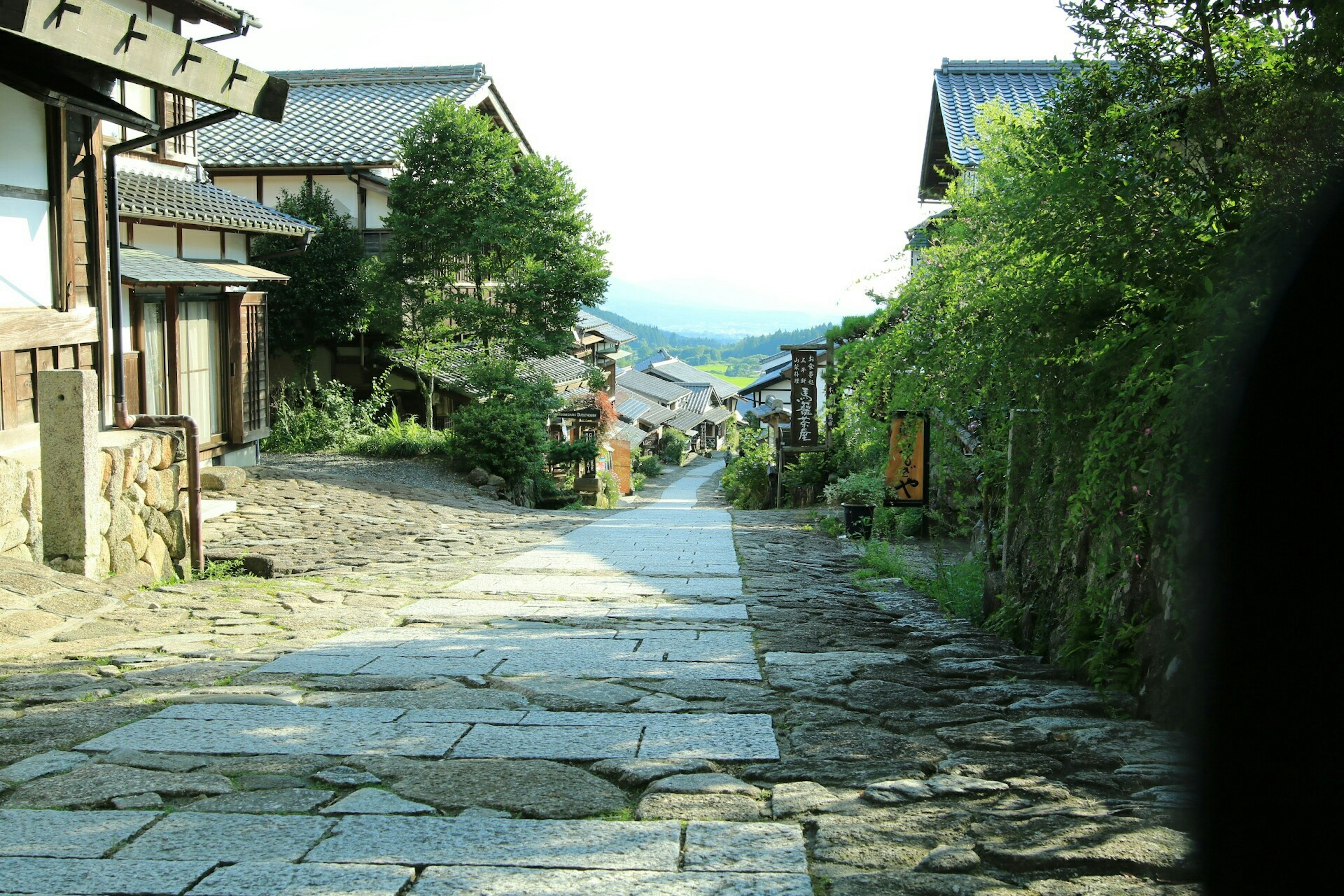 Steinpflasterstraße mit traditionellen japanischen Häusern