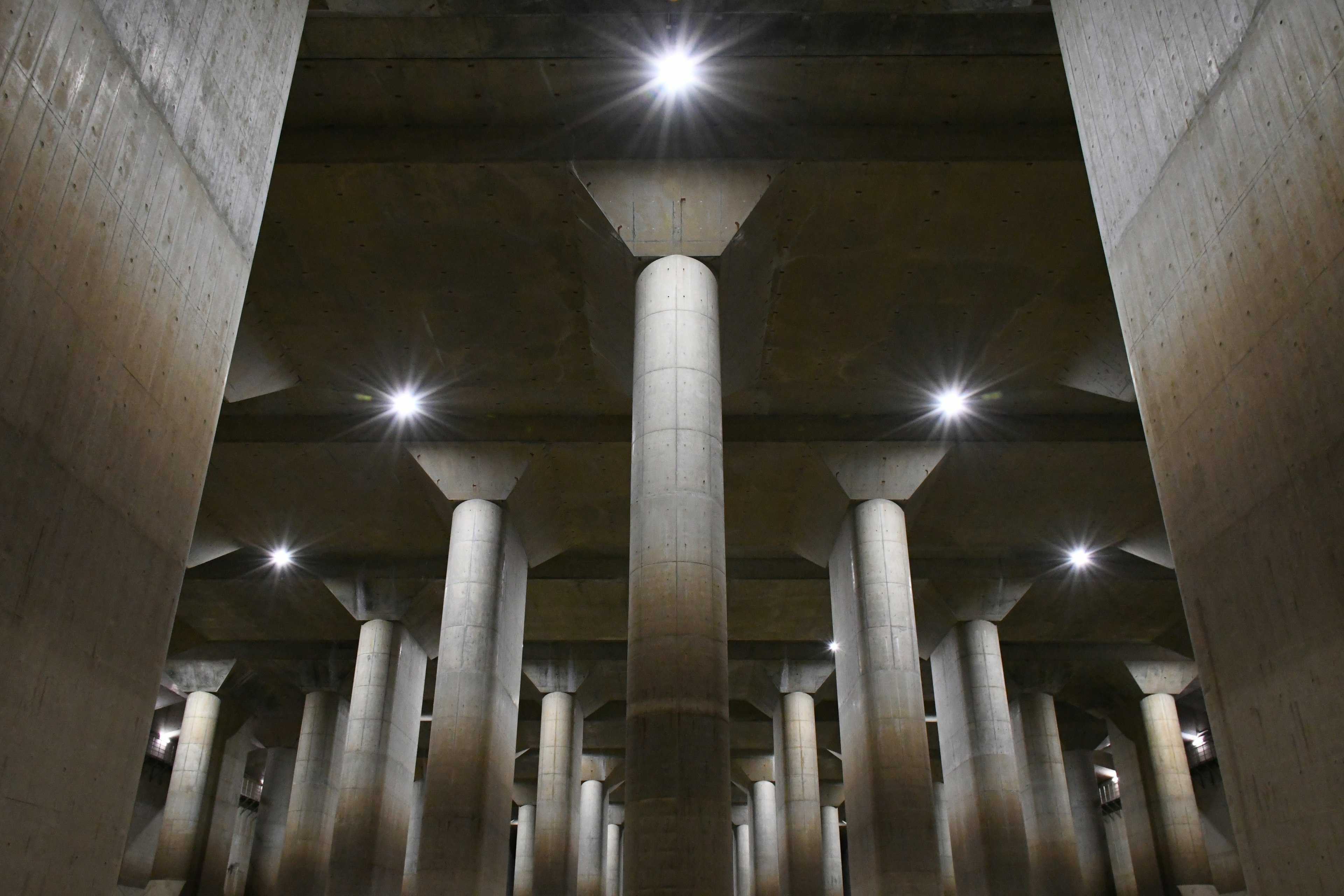 Structure souterraine avec piliers en béton et éclairage au plafond