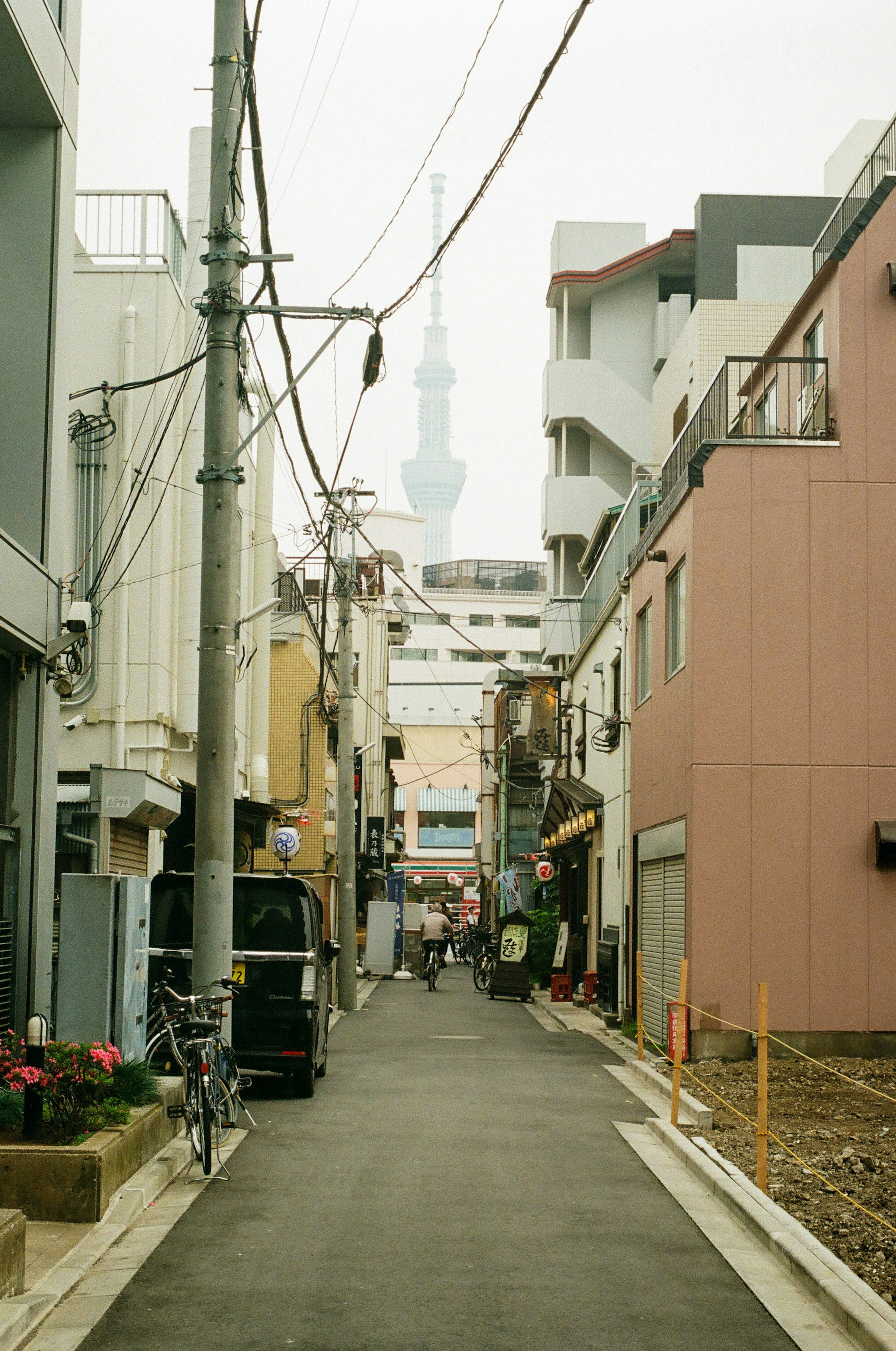 Vicolo tranquillo a Tokyo con la Tokyo Skytree visibile sullo sfondo