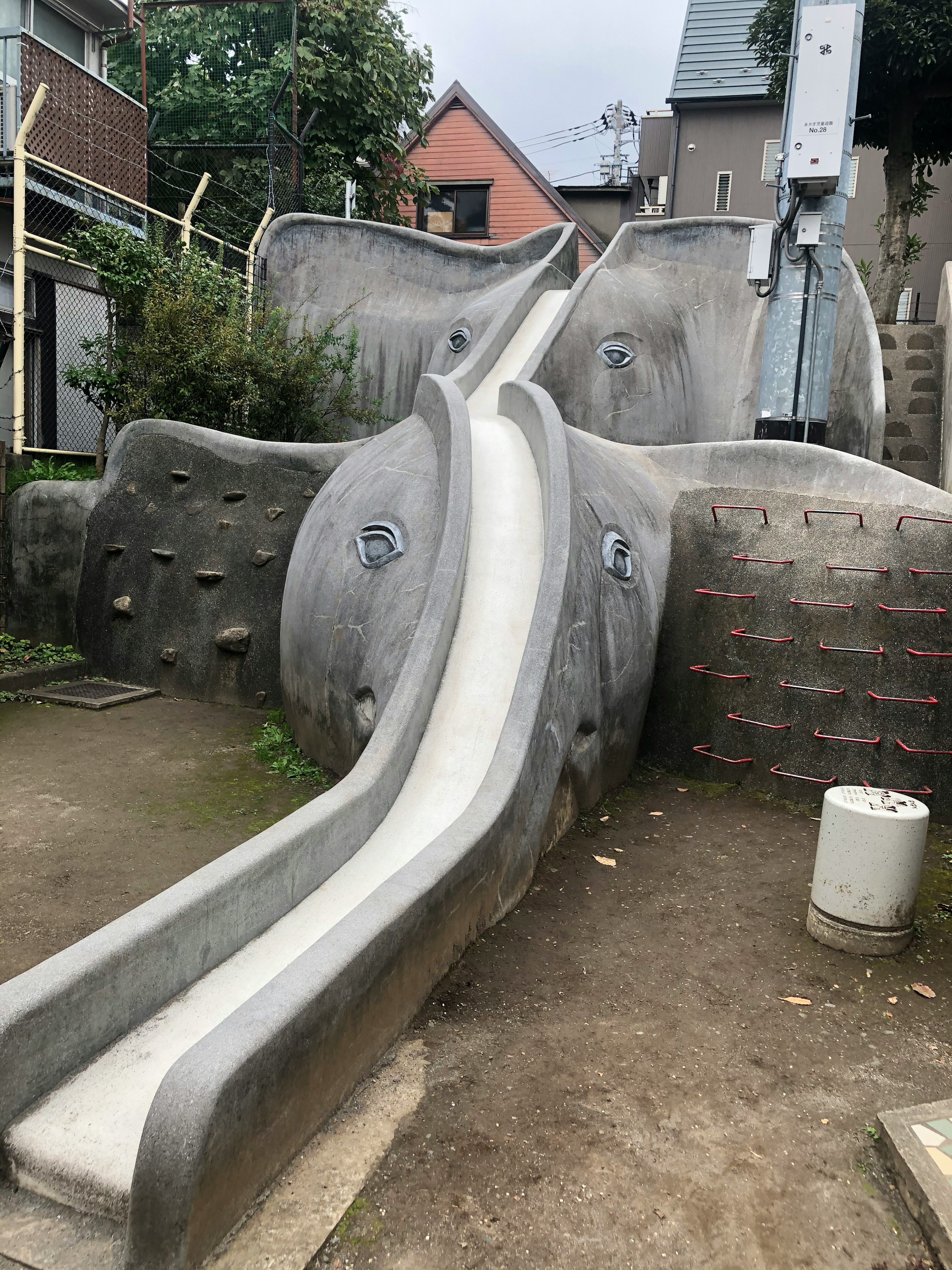 Aire de jeux avec toboggans en béton uniques et contours lisses