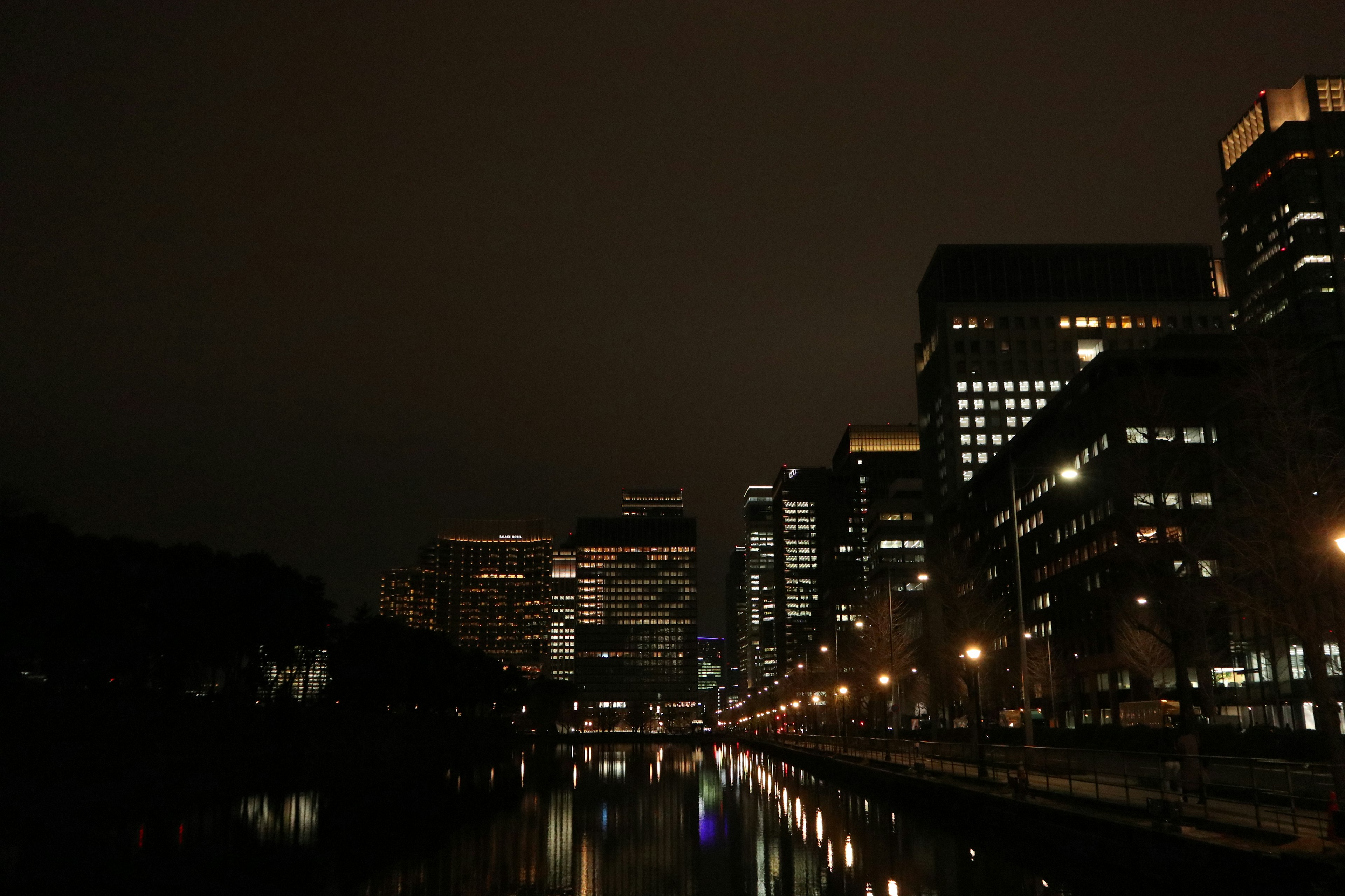 夜晚城市景观，河面上的倒影和亮灯的建筑