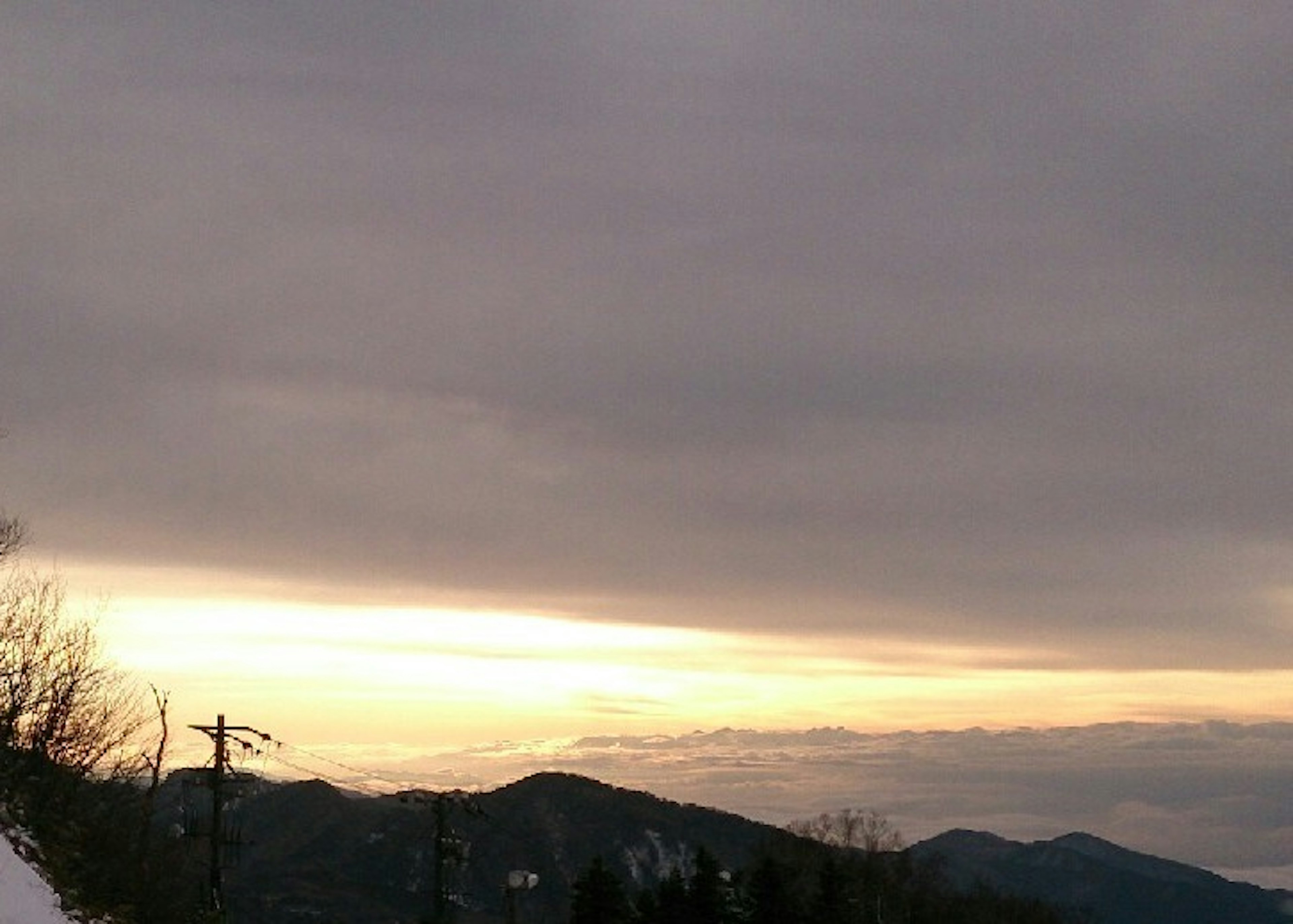 Vue du coucher de soleil sur les montagnes avec des nuages