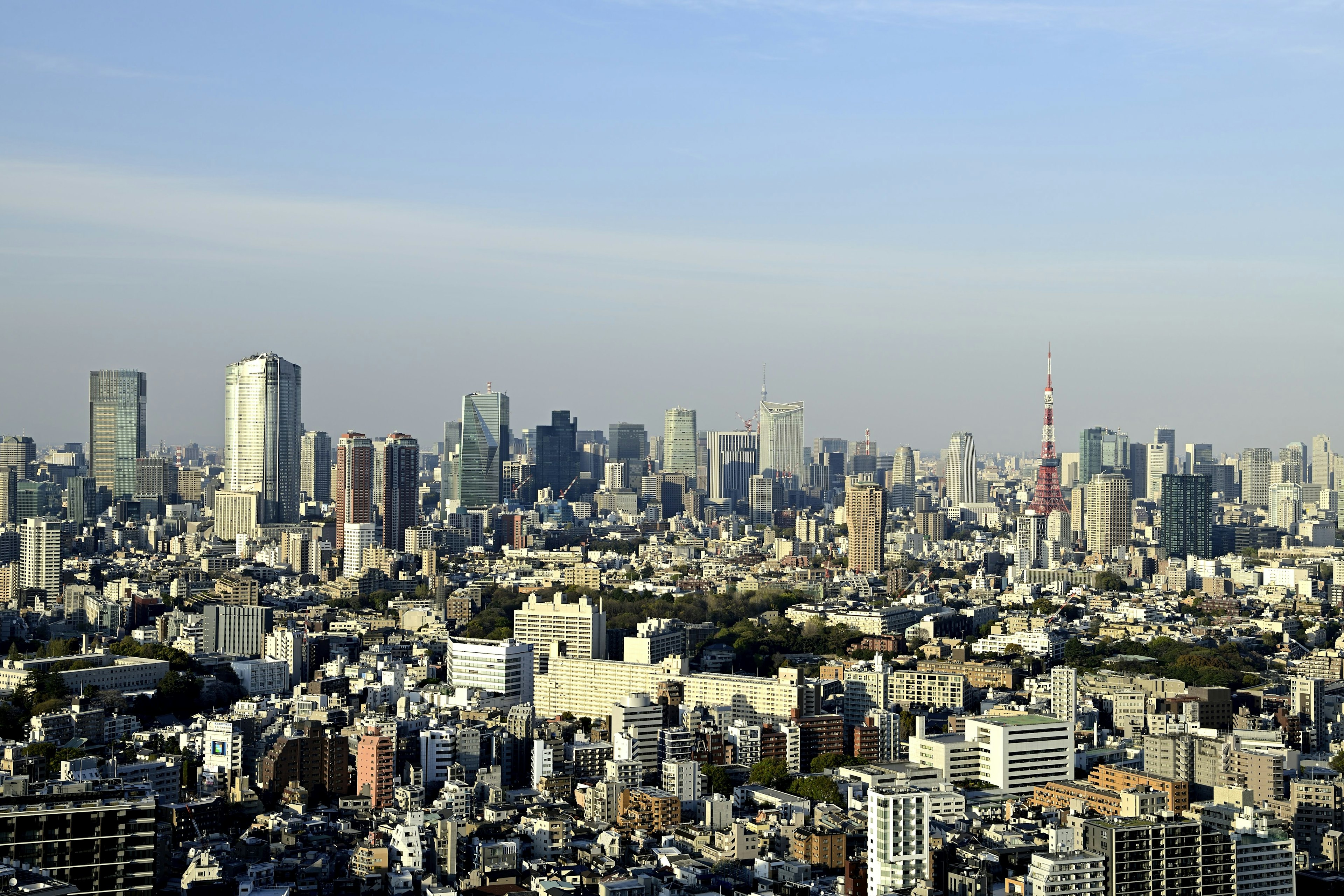 Pemandangan kota Tokyo dengan gedung pencakar langit dan langit cerah