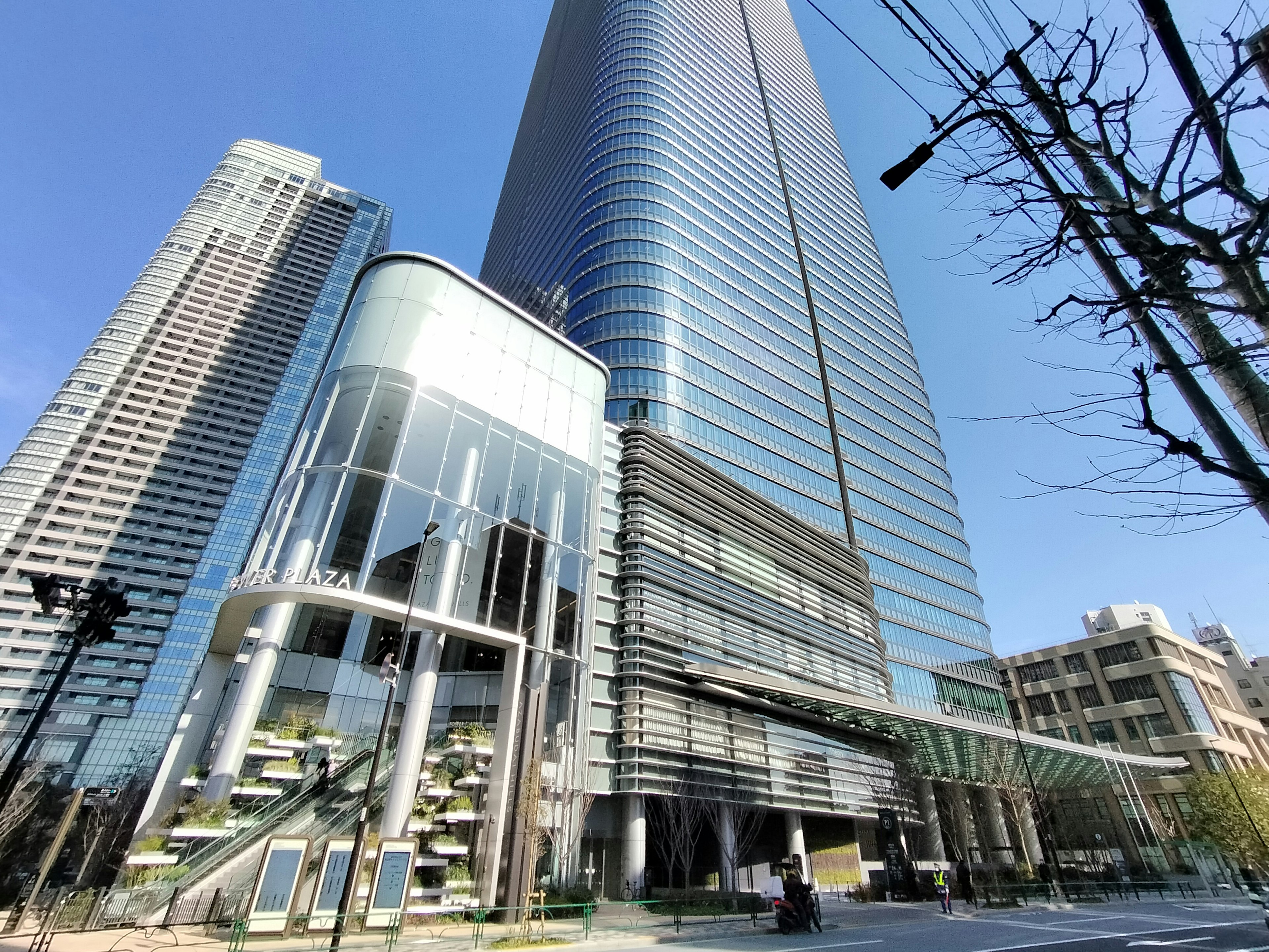 高層ビルと近代的な建築デザインを持つ都市の風景