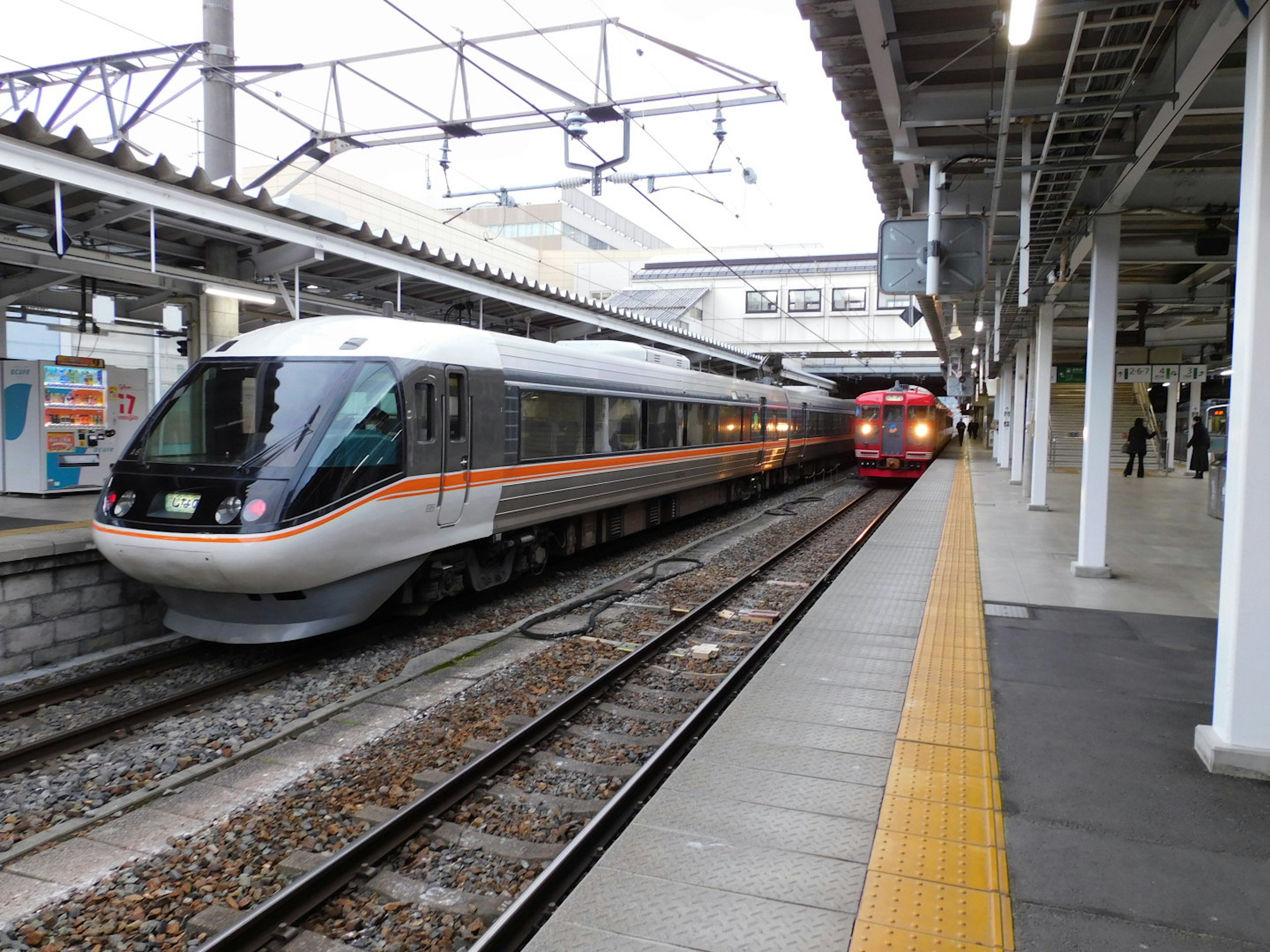 Tren expreso y tren rojo en la estación