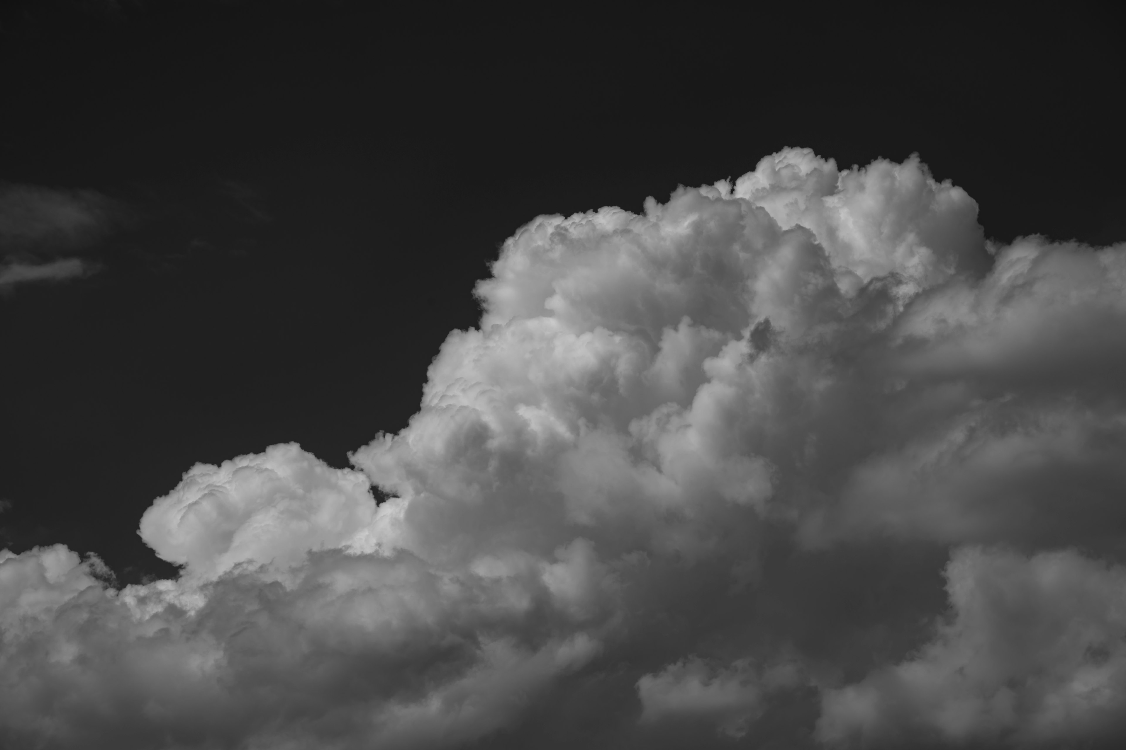 白い雲が黒い空に浮かんでいる