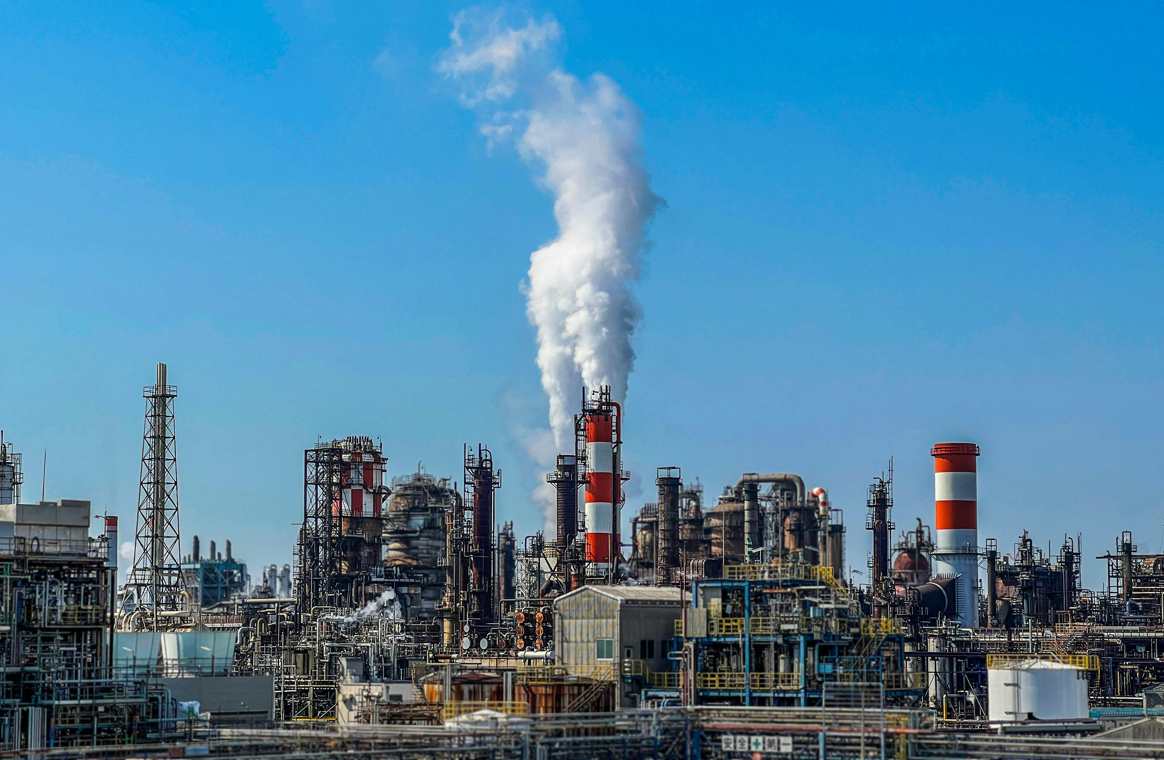 Industrielandschaft mit Rauch, der aus Schornsteinen aufsteigt