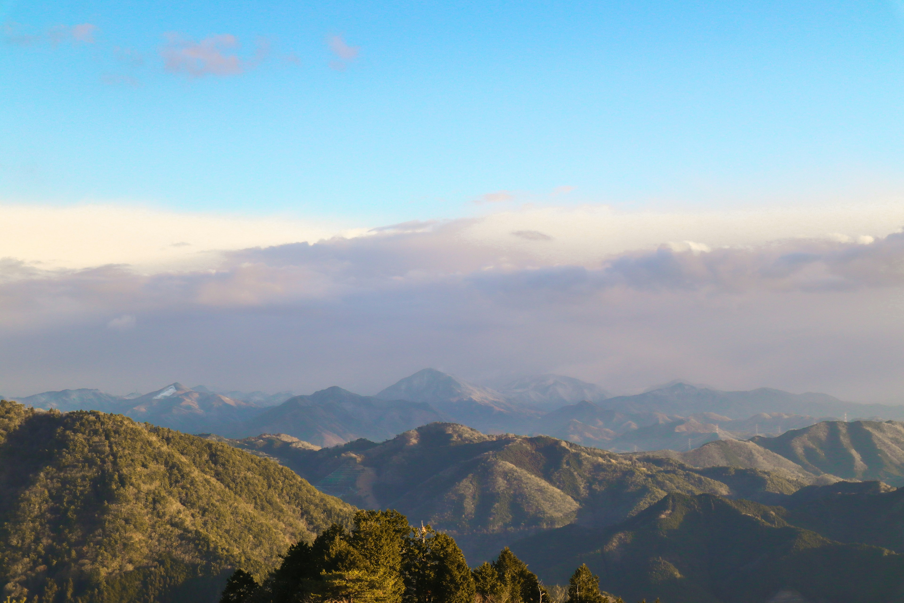 Weitläufige Berglandschaft unter einem klaren blauen Himmel