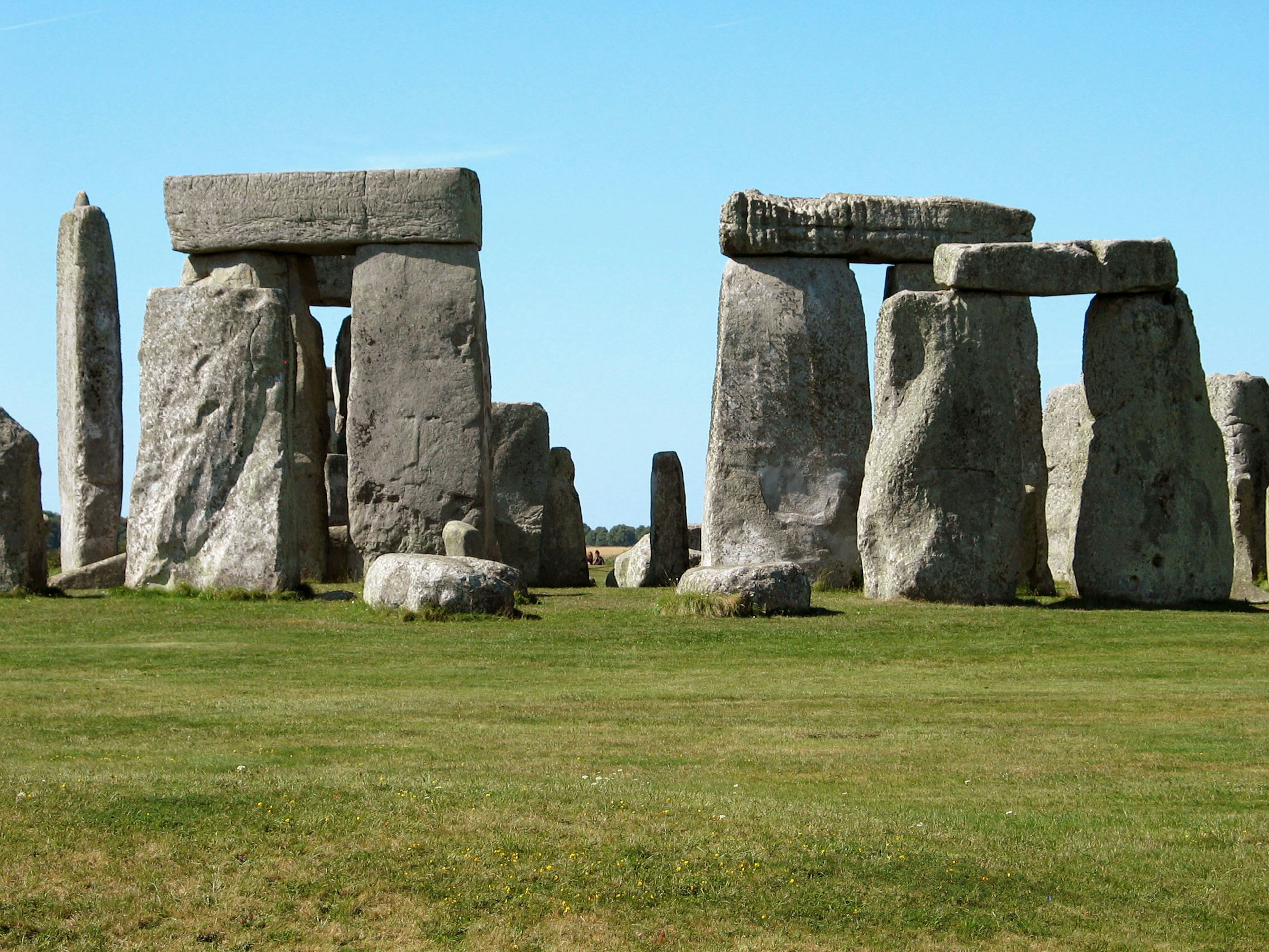 Struktur batu Stonehenge di bawah langit biru cerah