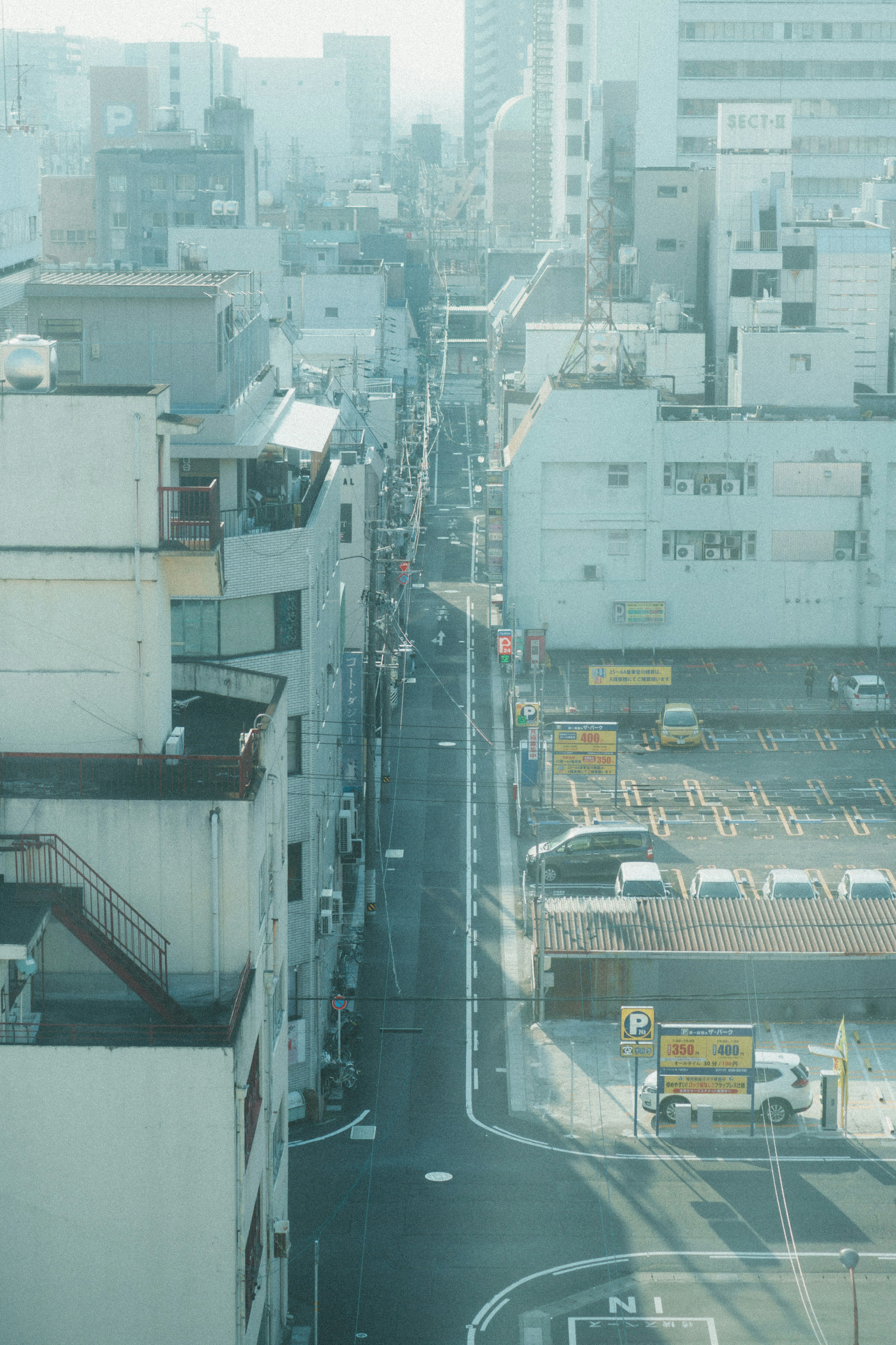 Vista di una strada urbana da un grattacielo