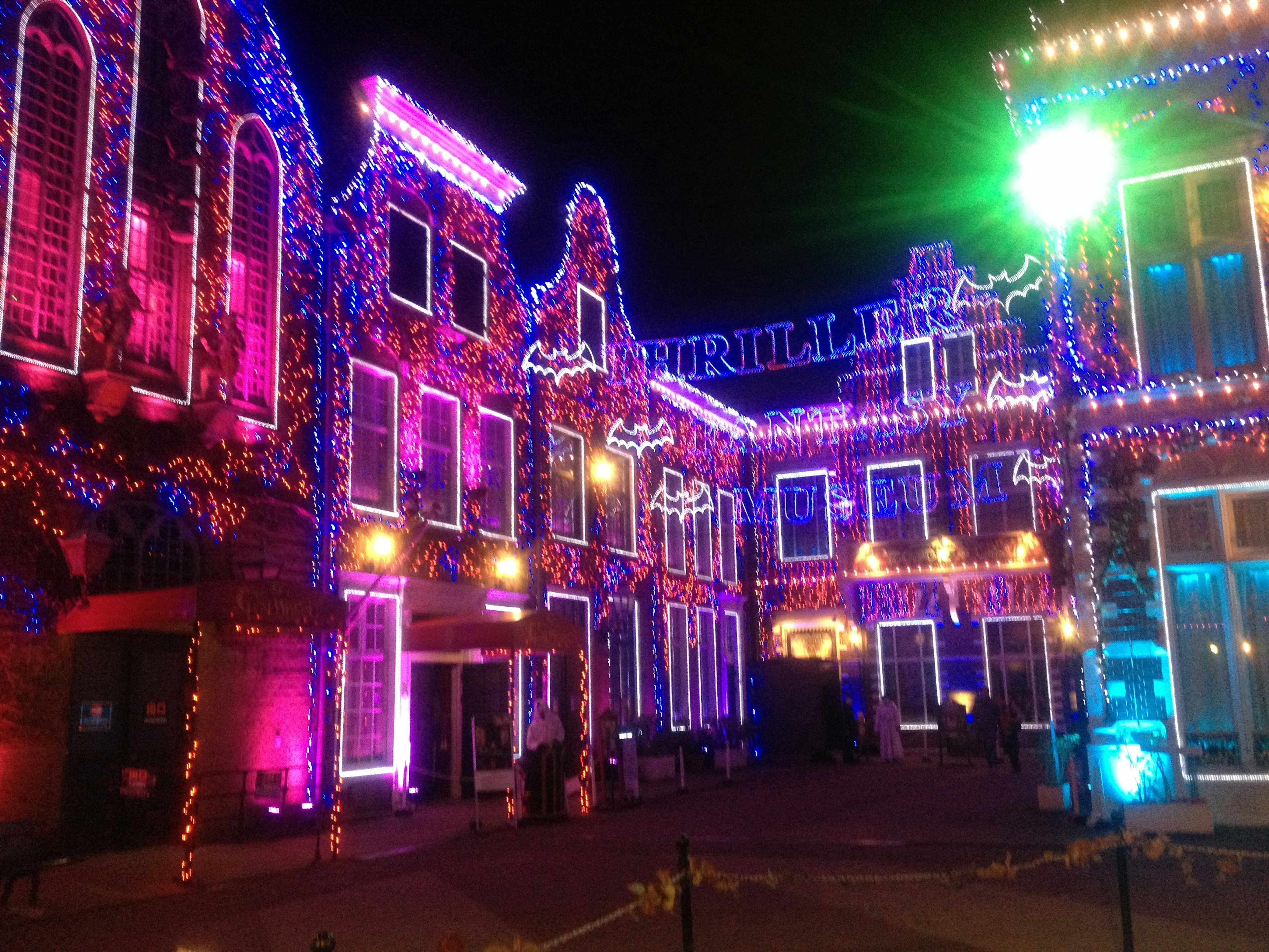 Éclairage coloré illuminant les bâtiments de la rue la nuit