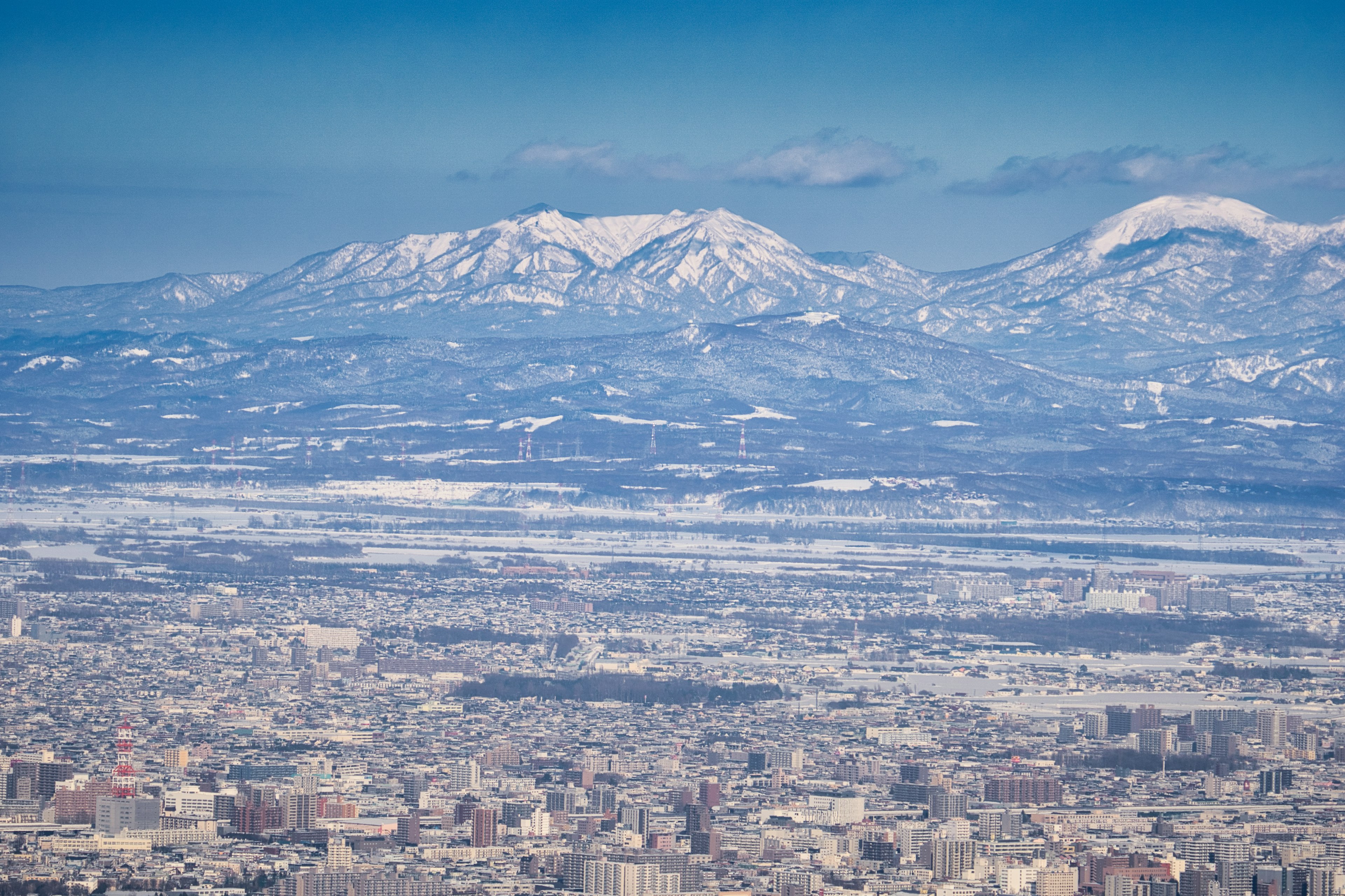 Montagnes enneigées avec un paysage urbain vaste