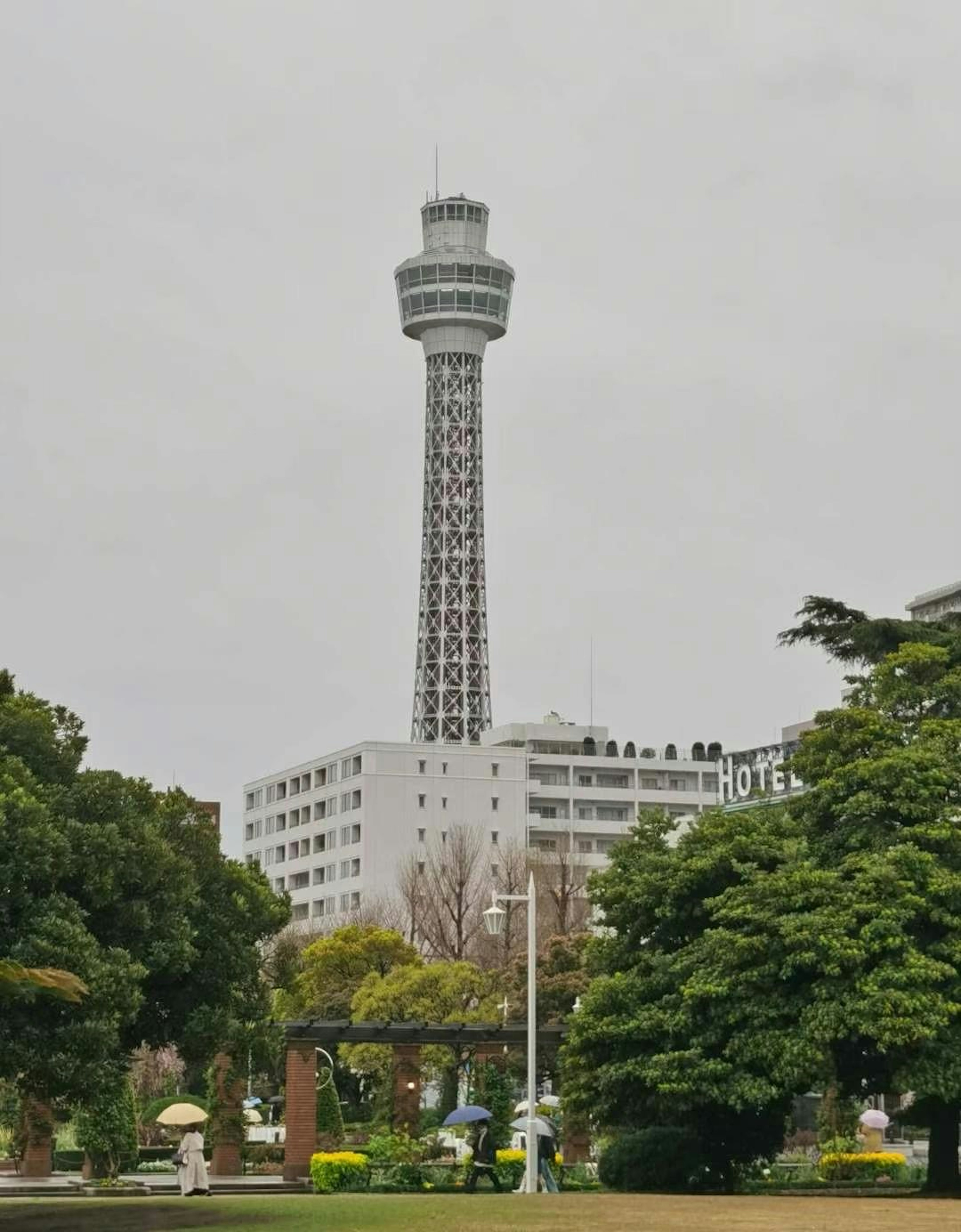 Blick auf den Turm und den grünen Park