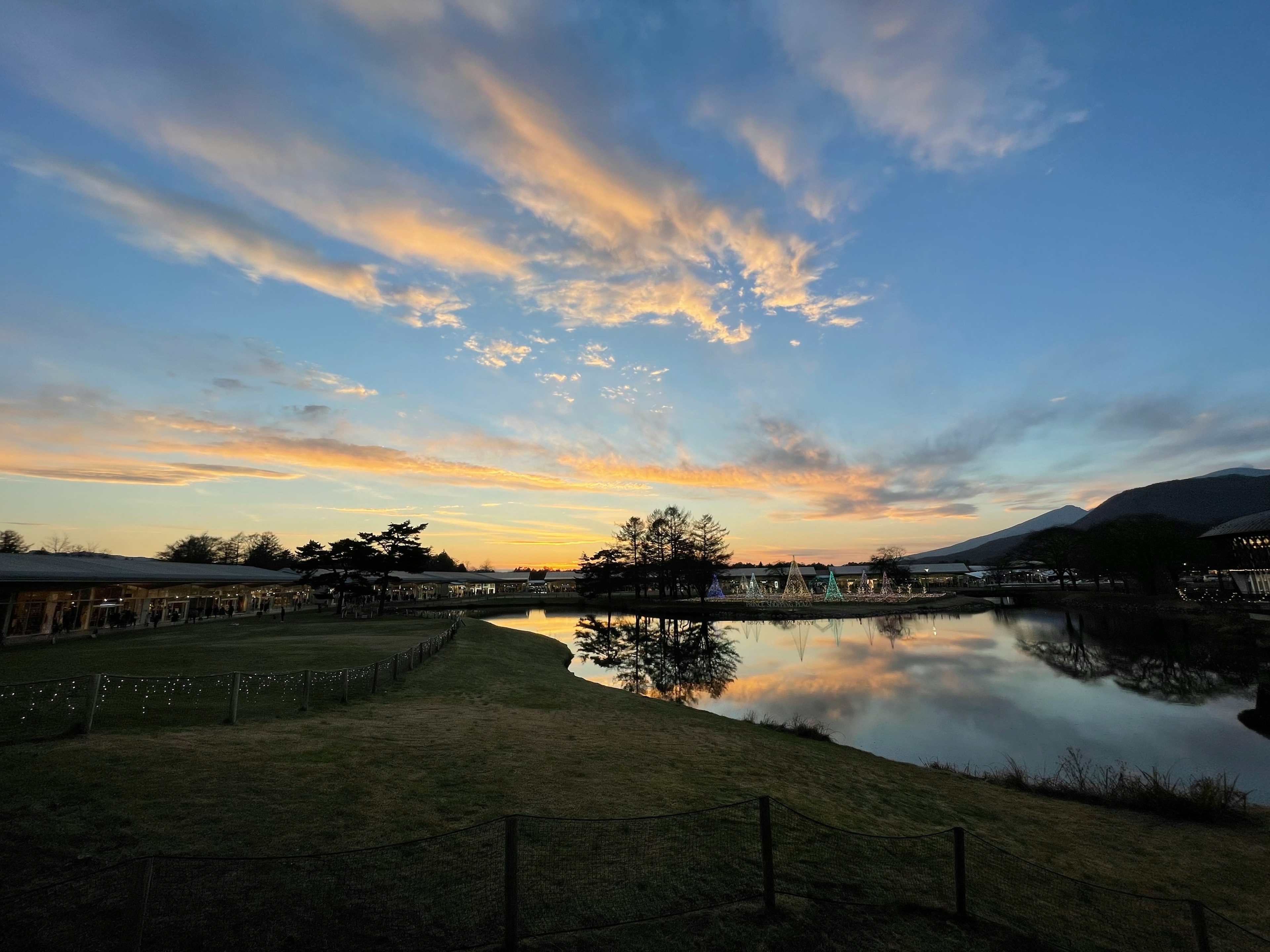 夕焼けの湖と空の美しい風景