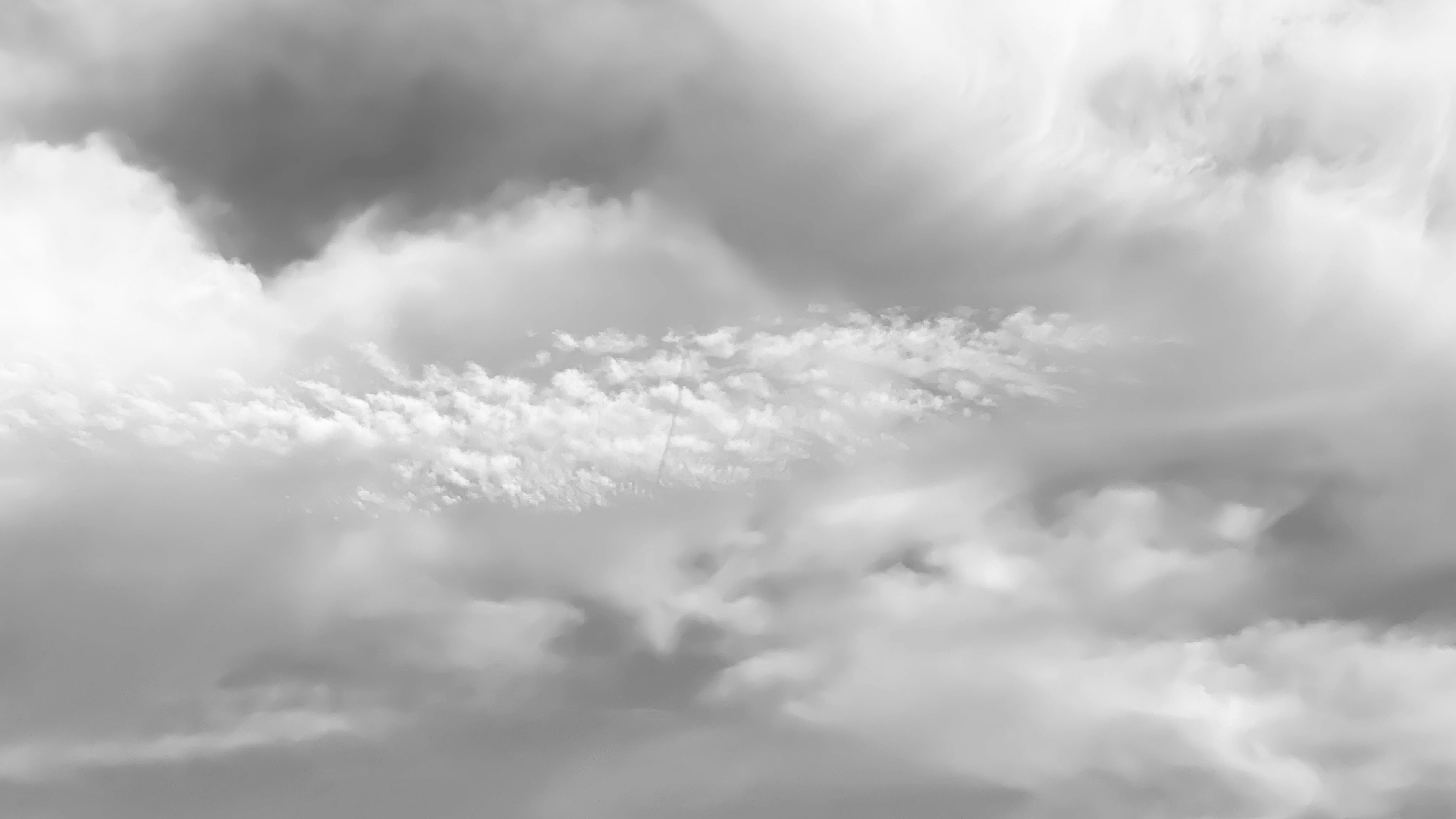 白黒の雲が広がる空の画像