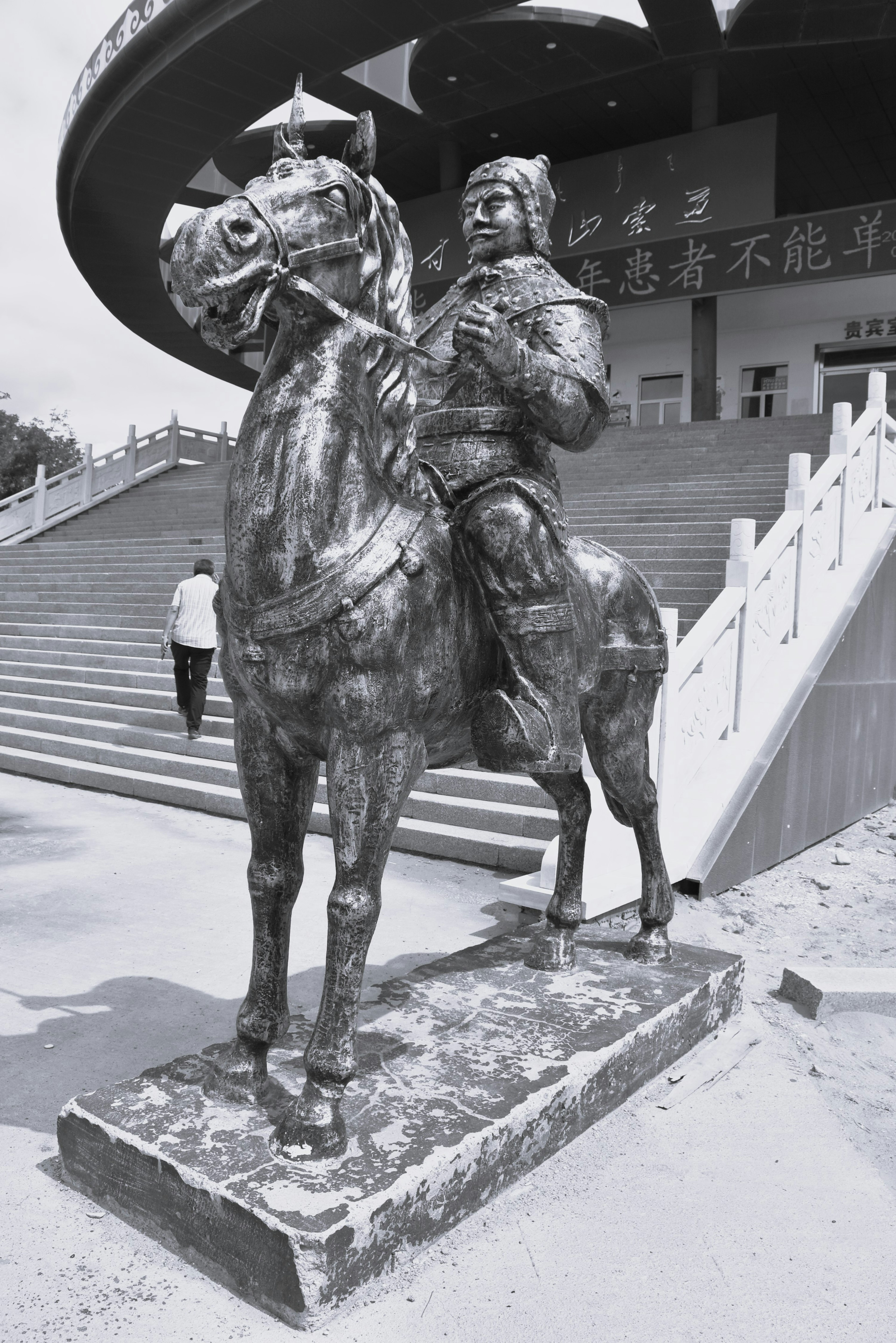 Statue d'un guerrier à cheval dans un cadre historique