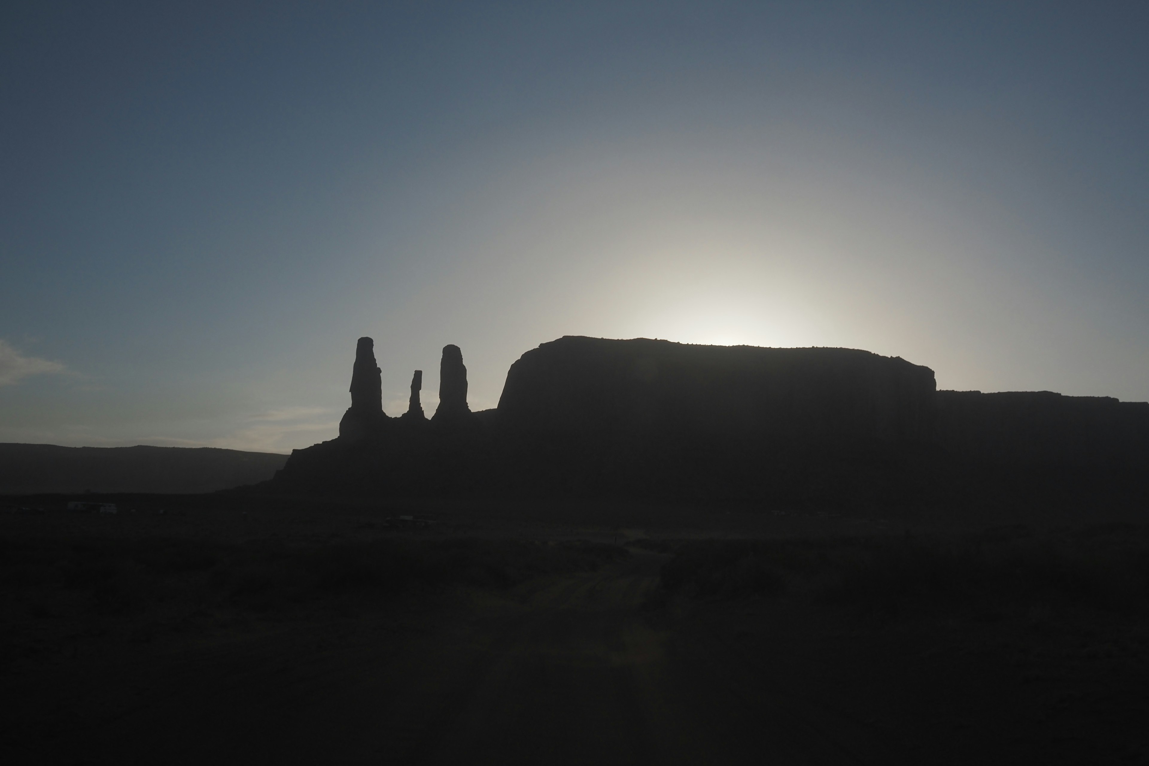 Siluet Monument Valley dengan latar belakang matahari terbenam