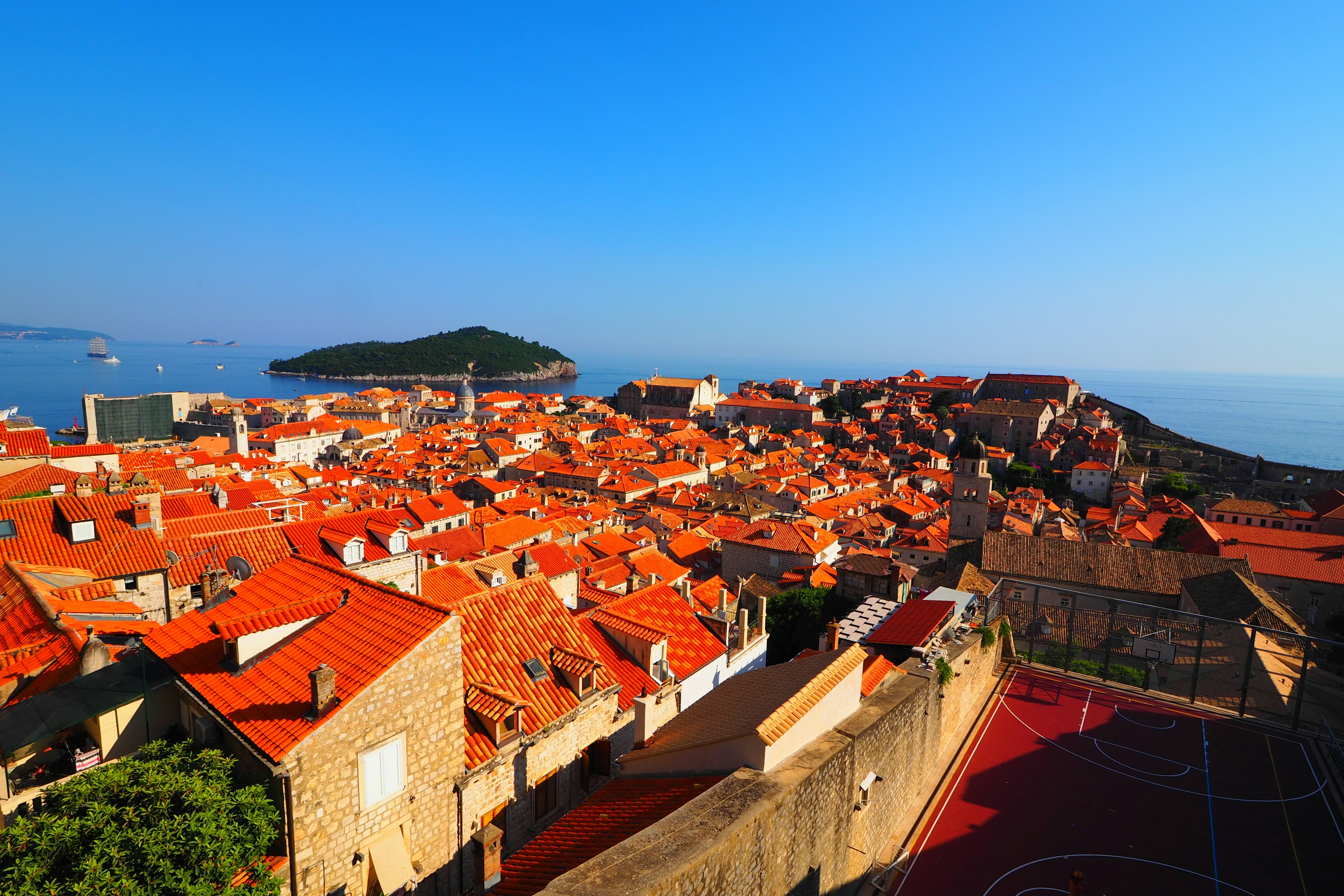 Beeindruckende Aussicht auf Dubrovnik mit roten Dächern und blauem Meer