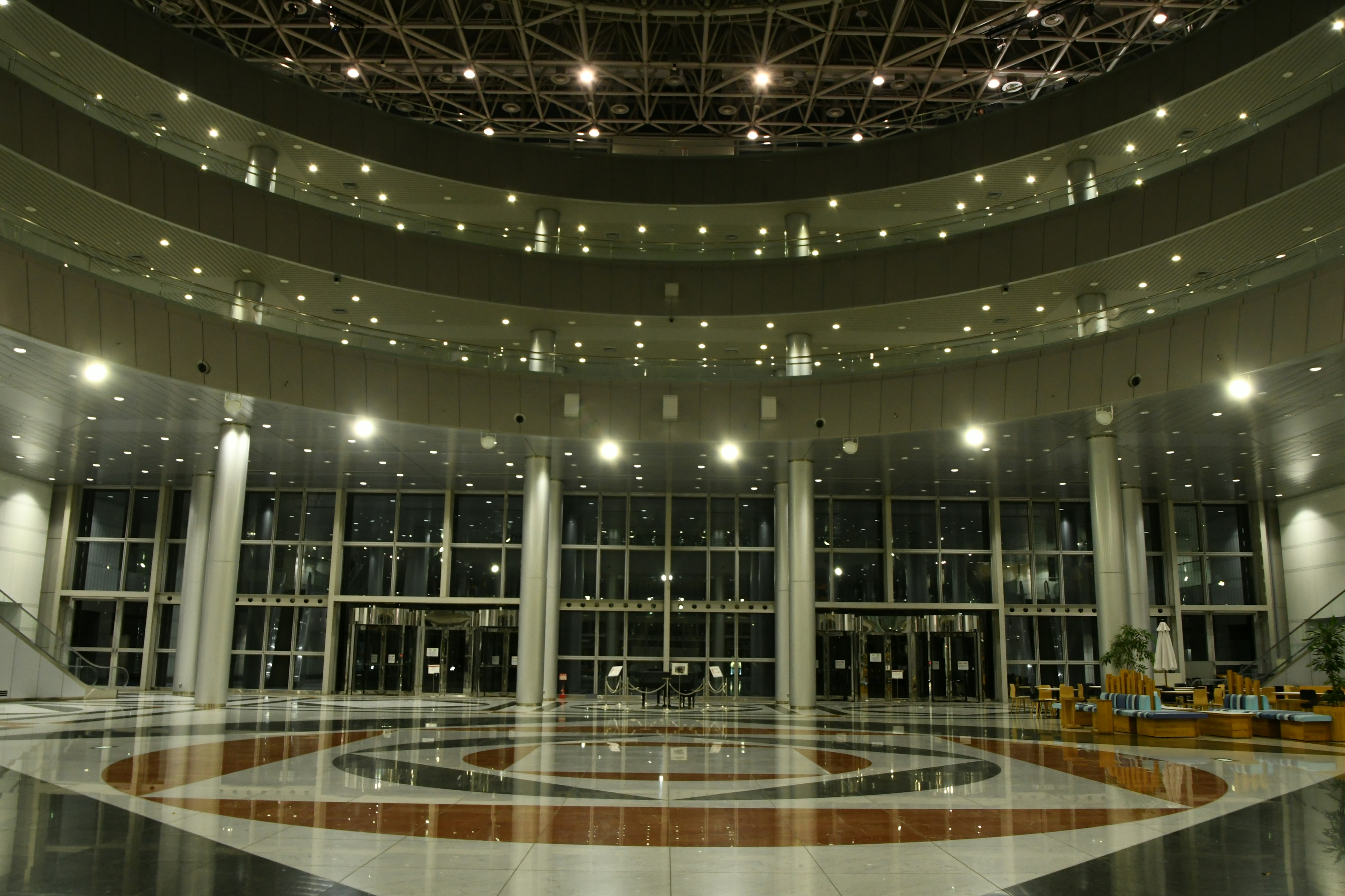 Intérieur spacieux d'un hall avec un éclairage lumineux