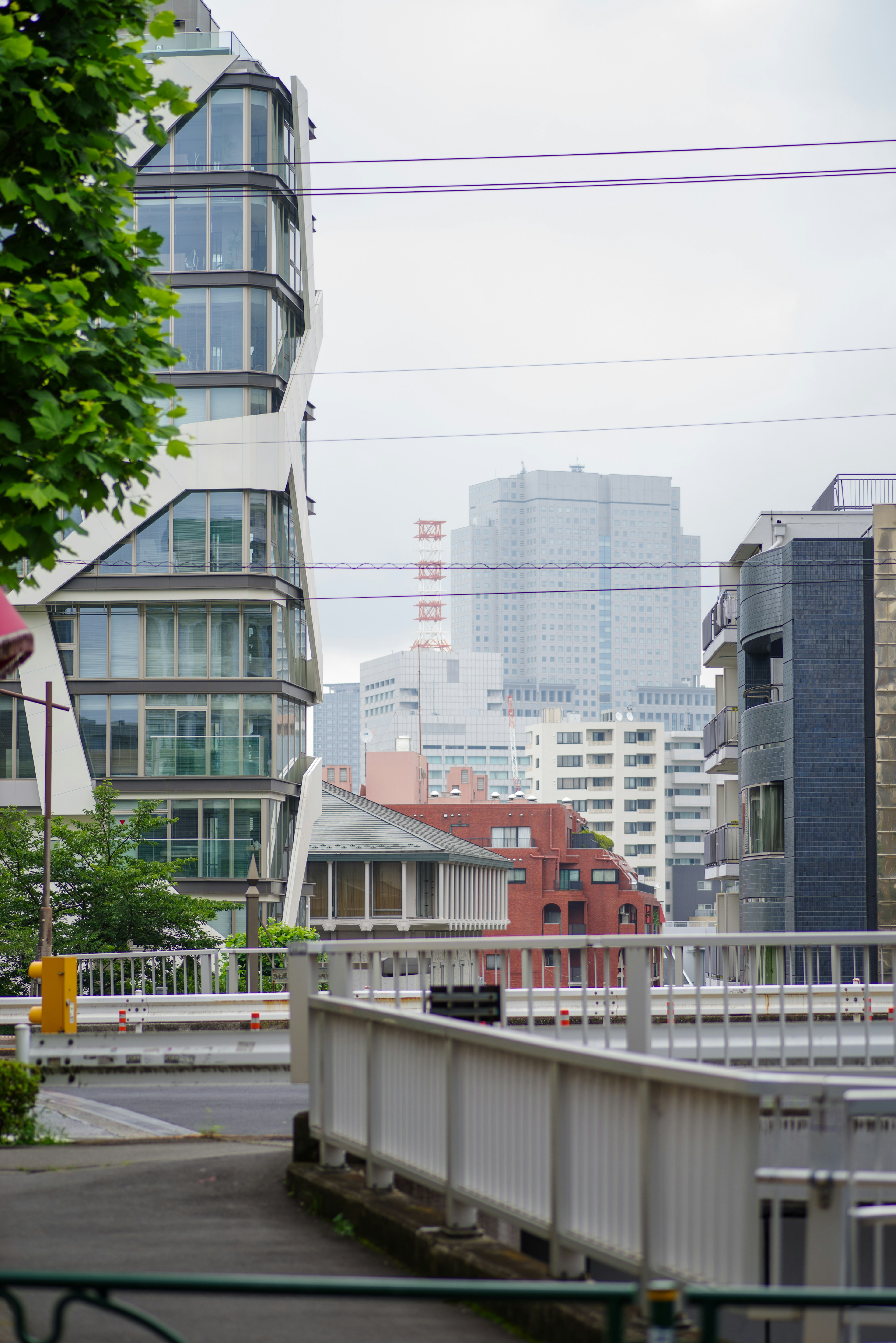 Foto de edificios modernos y paisaje urbano en Tokio