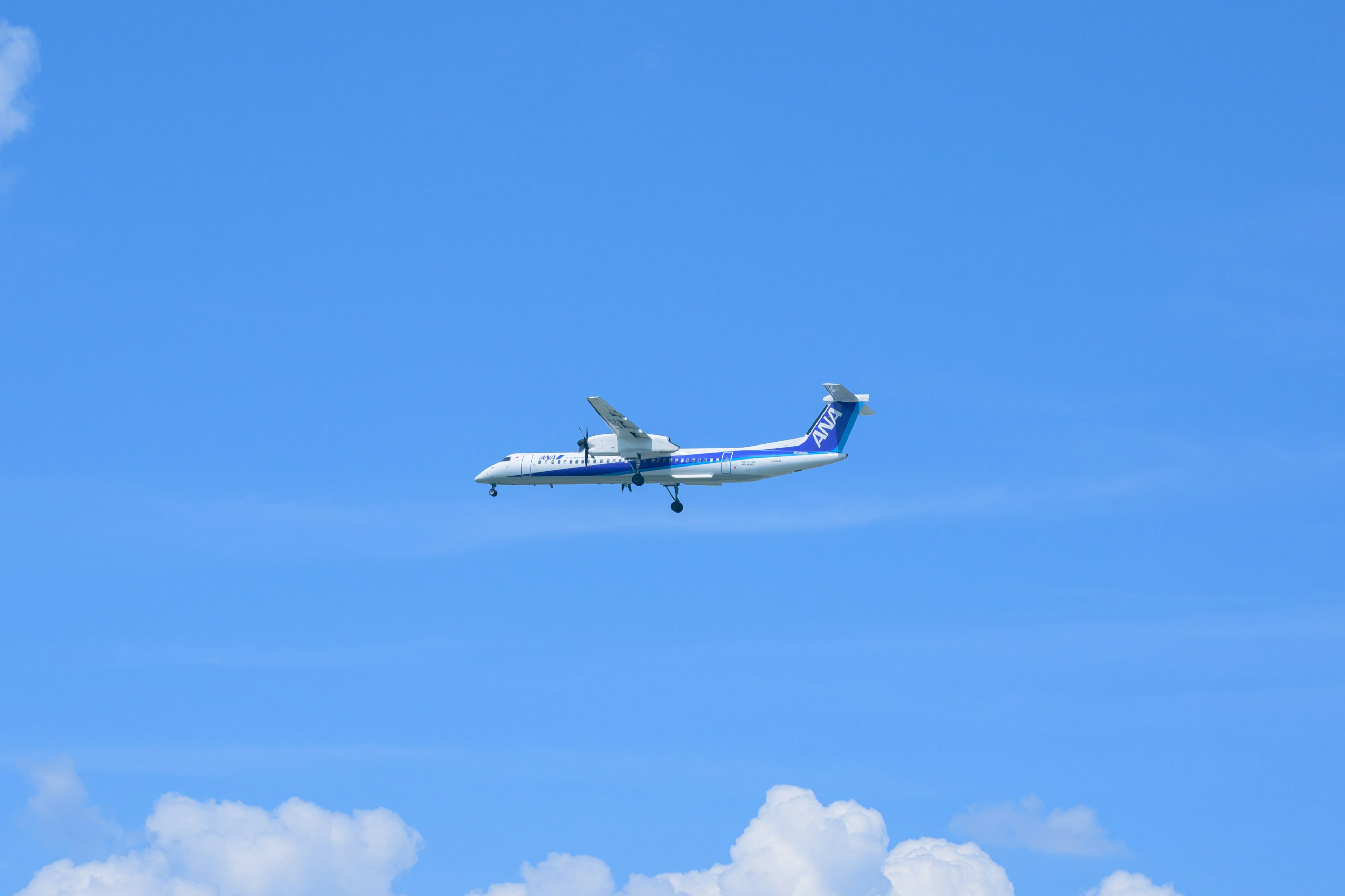 Un aereo che vola contro un cielo blu