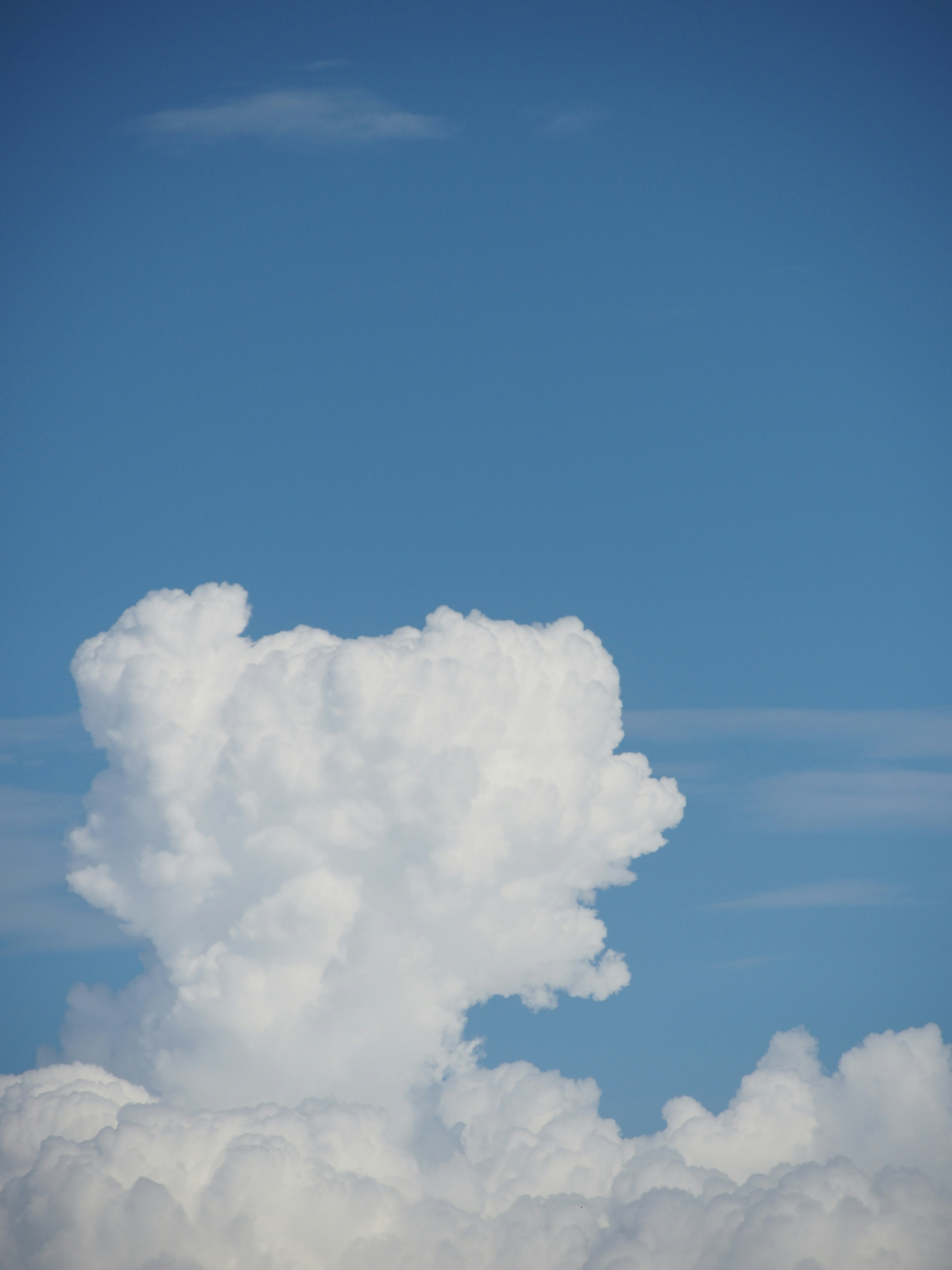 Nuvola bianca soffice contro un cielo azzurro