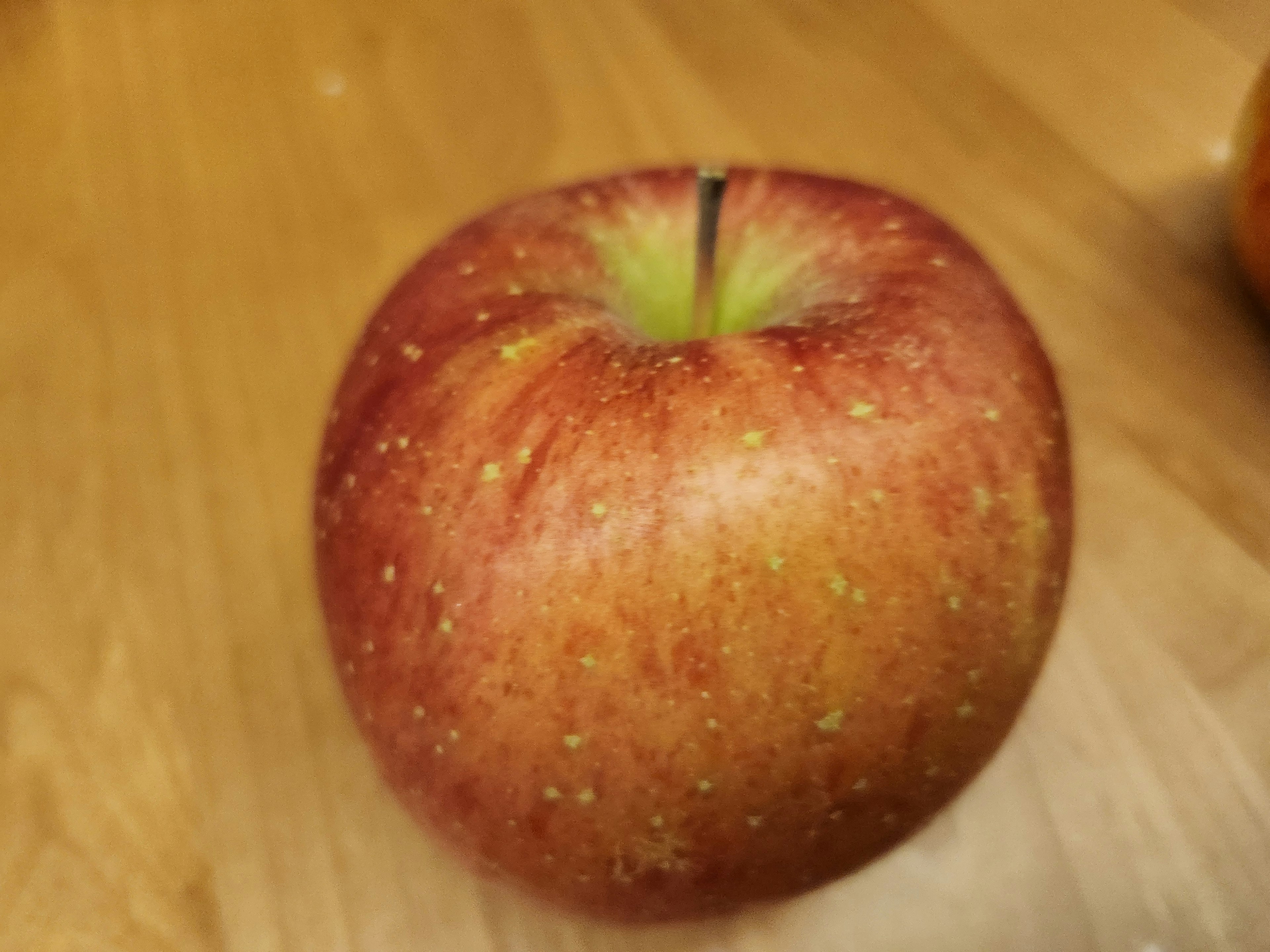 一只红苹果放在木桌上