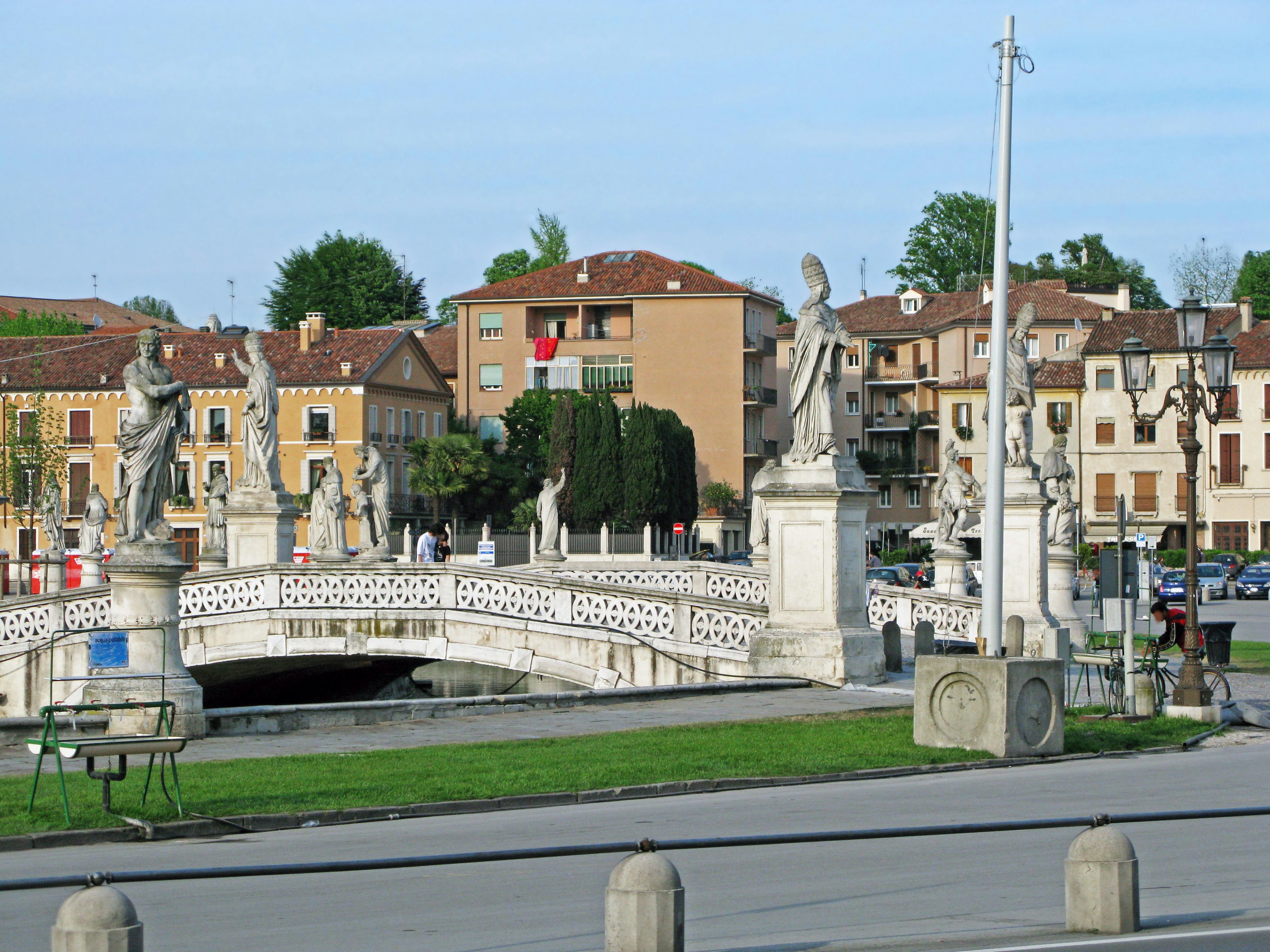 Malersicher Blick auf einen Platz mit Statuen und einer Brücke